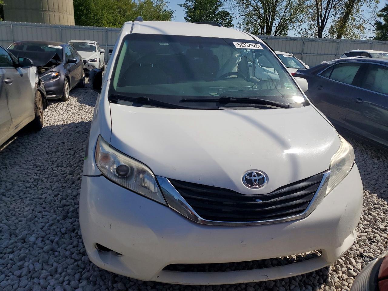 2015 Toyota Sienna Le Белый vin: 5TDKK3DC8FS610047