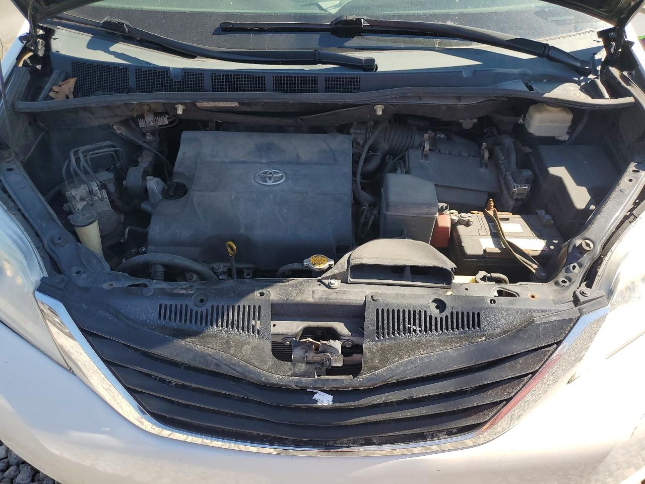 2015 Toyota Sienna Le Белый vin: 5TDKK3DC8FS610047