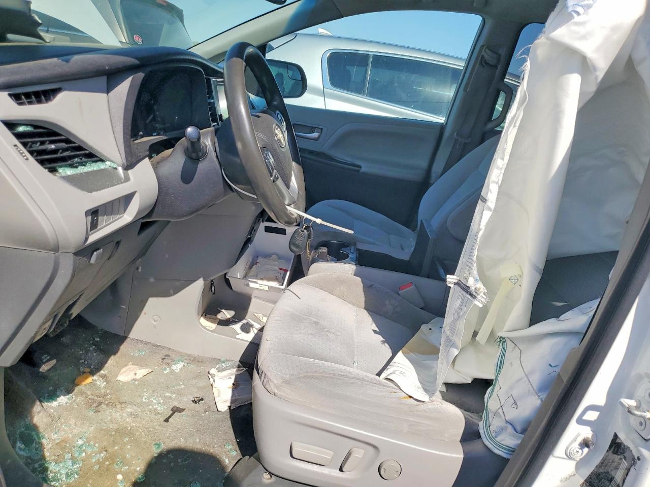 2015 Toyota Sienna Le Белый vin: 5TDKK3DC8FS610047
