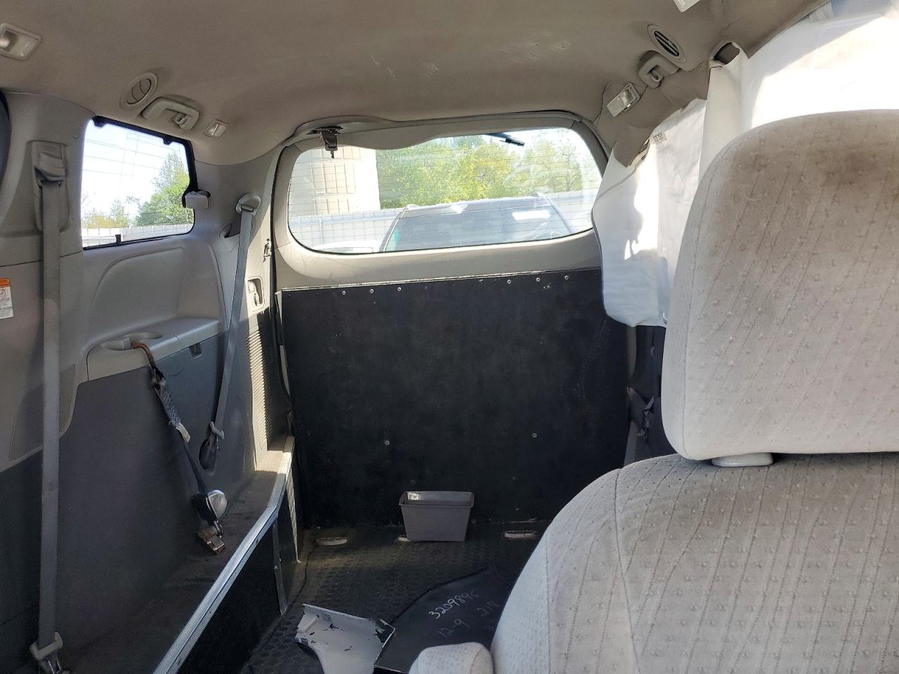 2015 Toyota Sienna Le Белый vin: 5TDKK3DC8FS610047