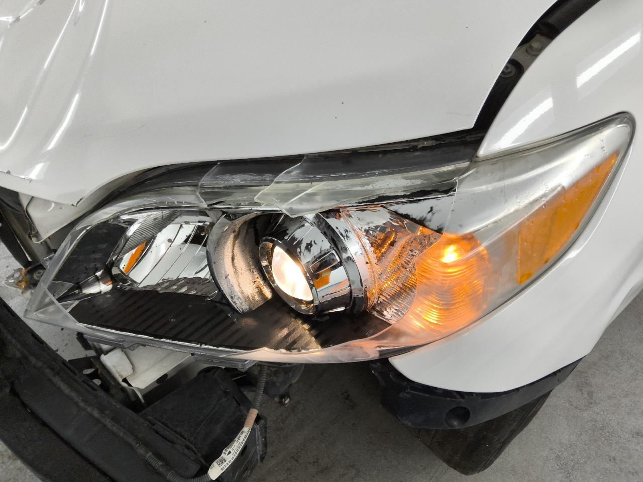 2015 Toyota Sienna Le White vin: 5TDKK3DC8FS614356 Damage: Left Head Lamp, Broken, Replacement Required