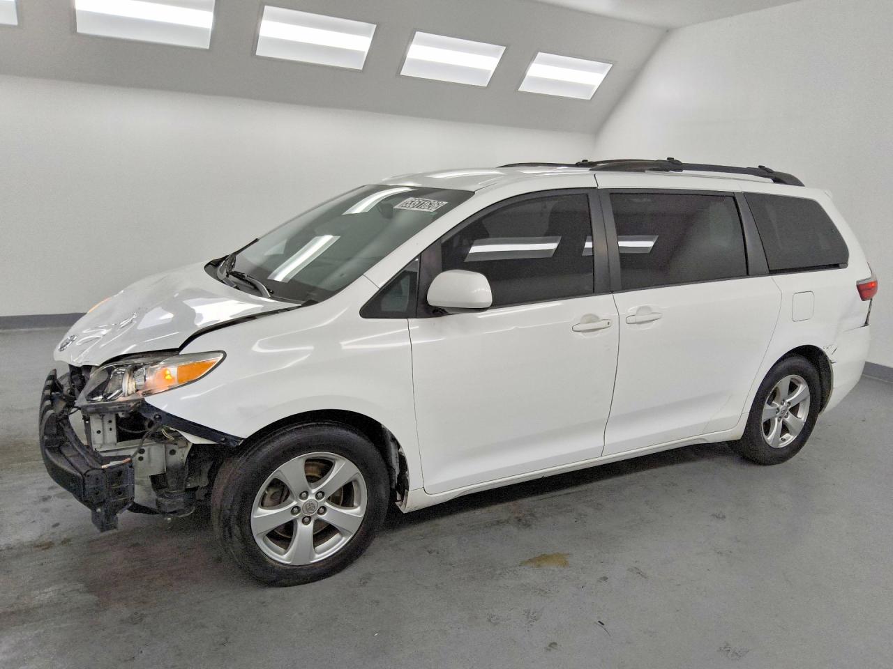 2015 Toyota Sienna Le White vin: 5TDKK3DC8FS614356