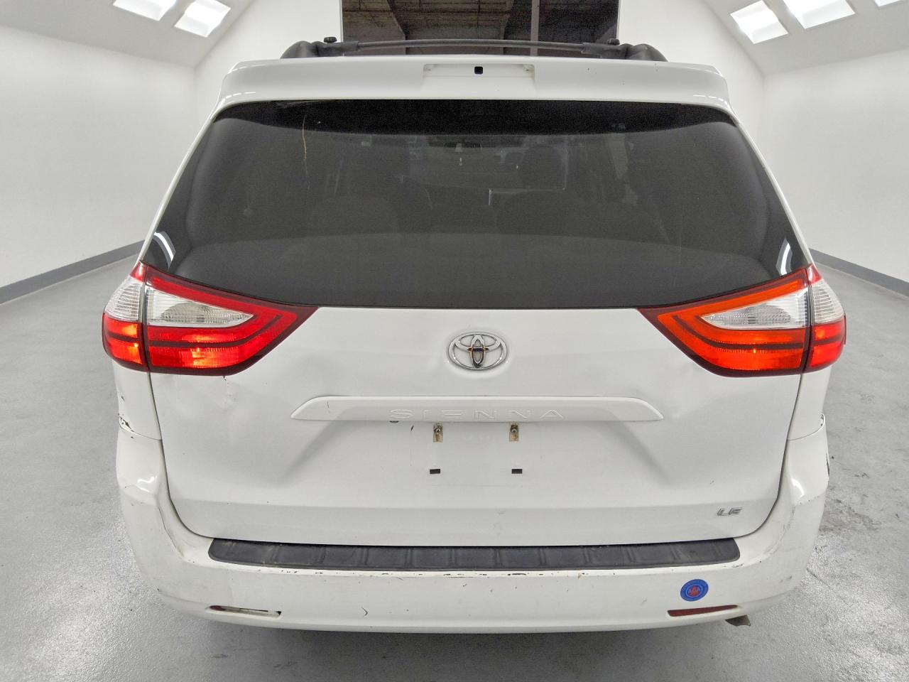 2015 Toyota Sienna Le White vin: 5TDKK3DC8FS614356
