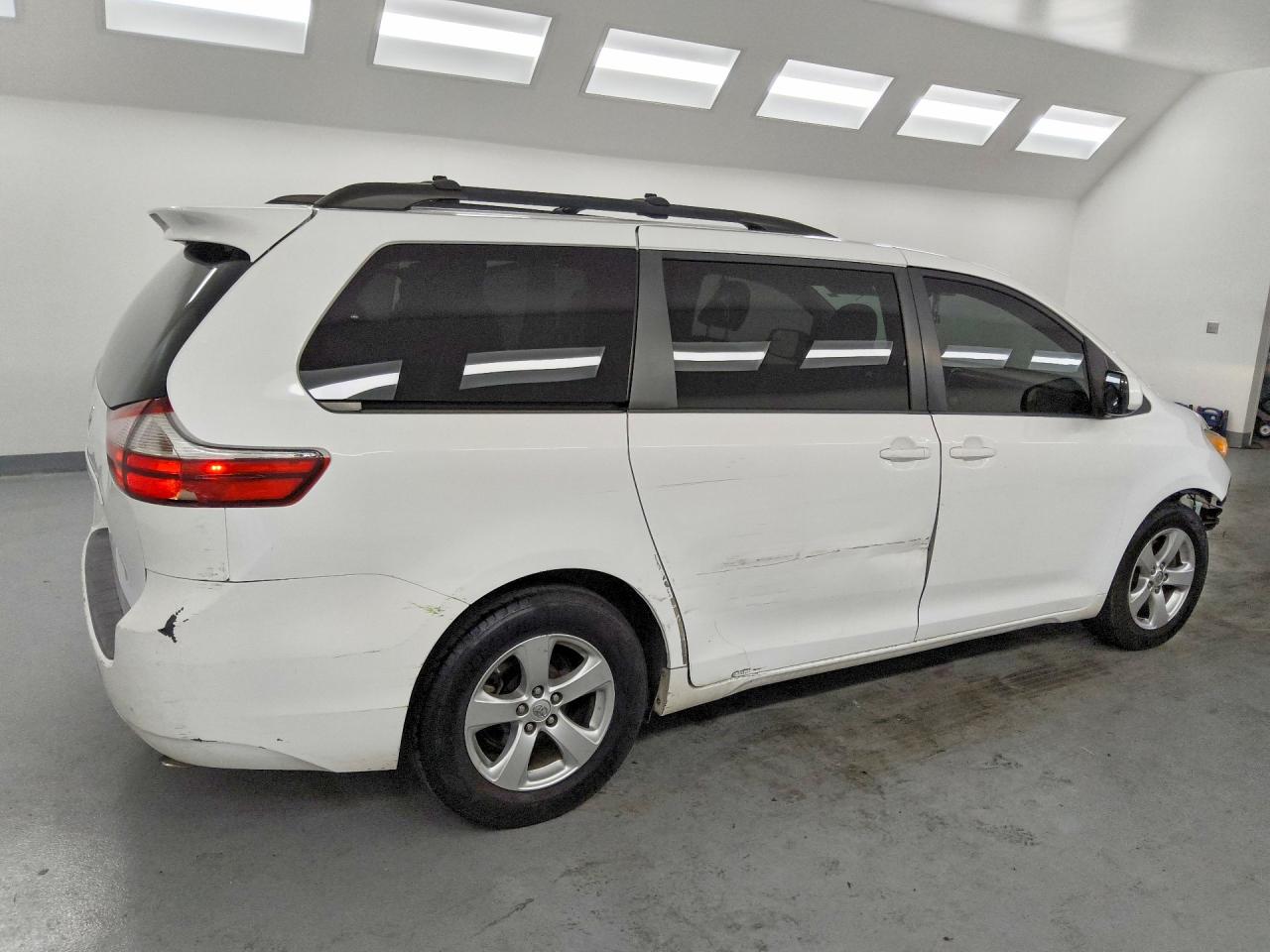 2015 Toyota Sienna Le White vin: 5TDKK3DC8FS614356