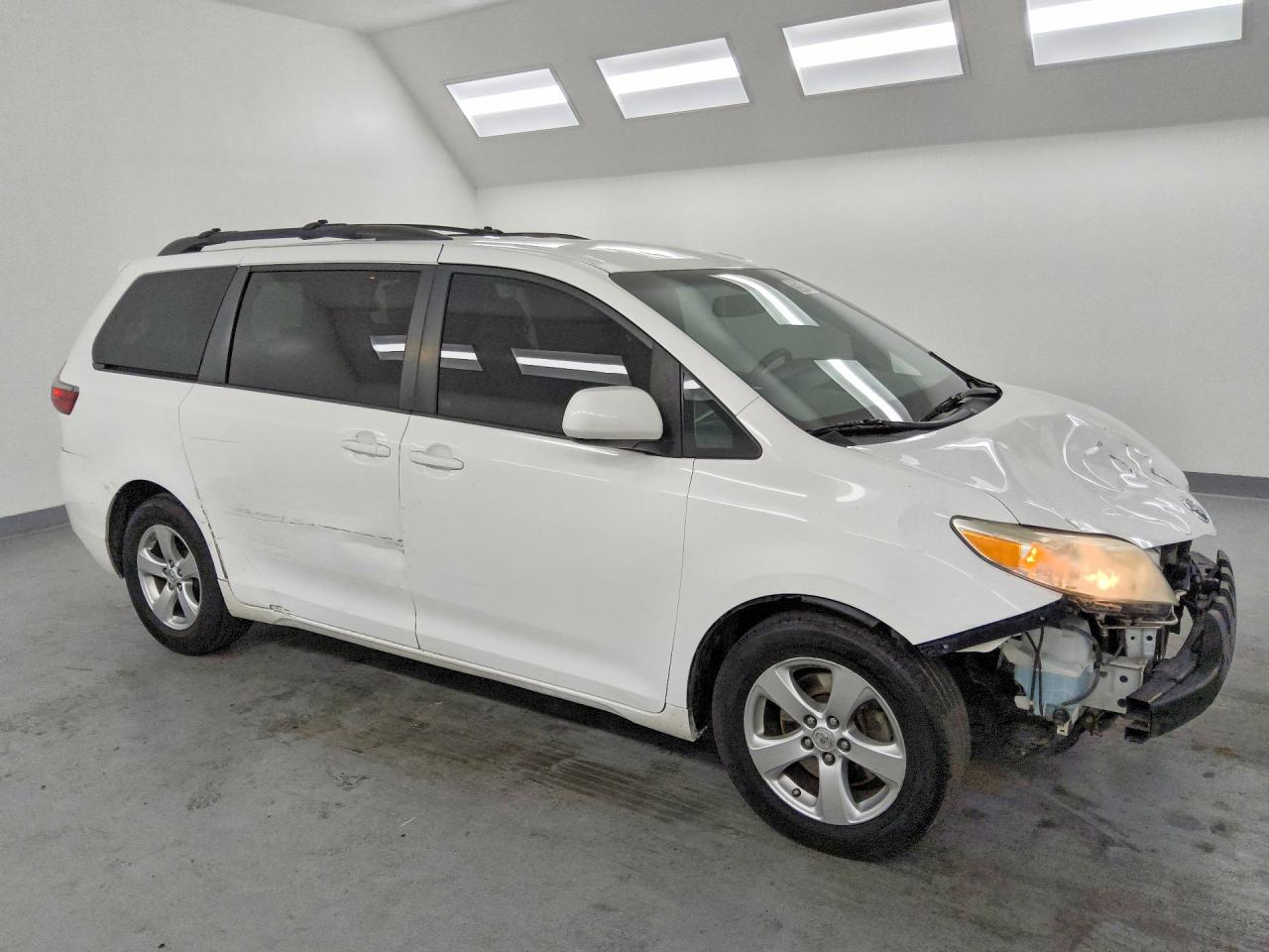 2015 Toyota Sienna Le White vin: 5TDKK3DC8FS614356