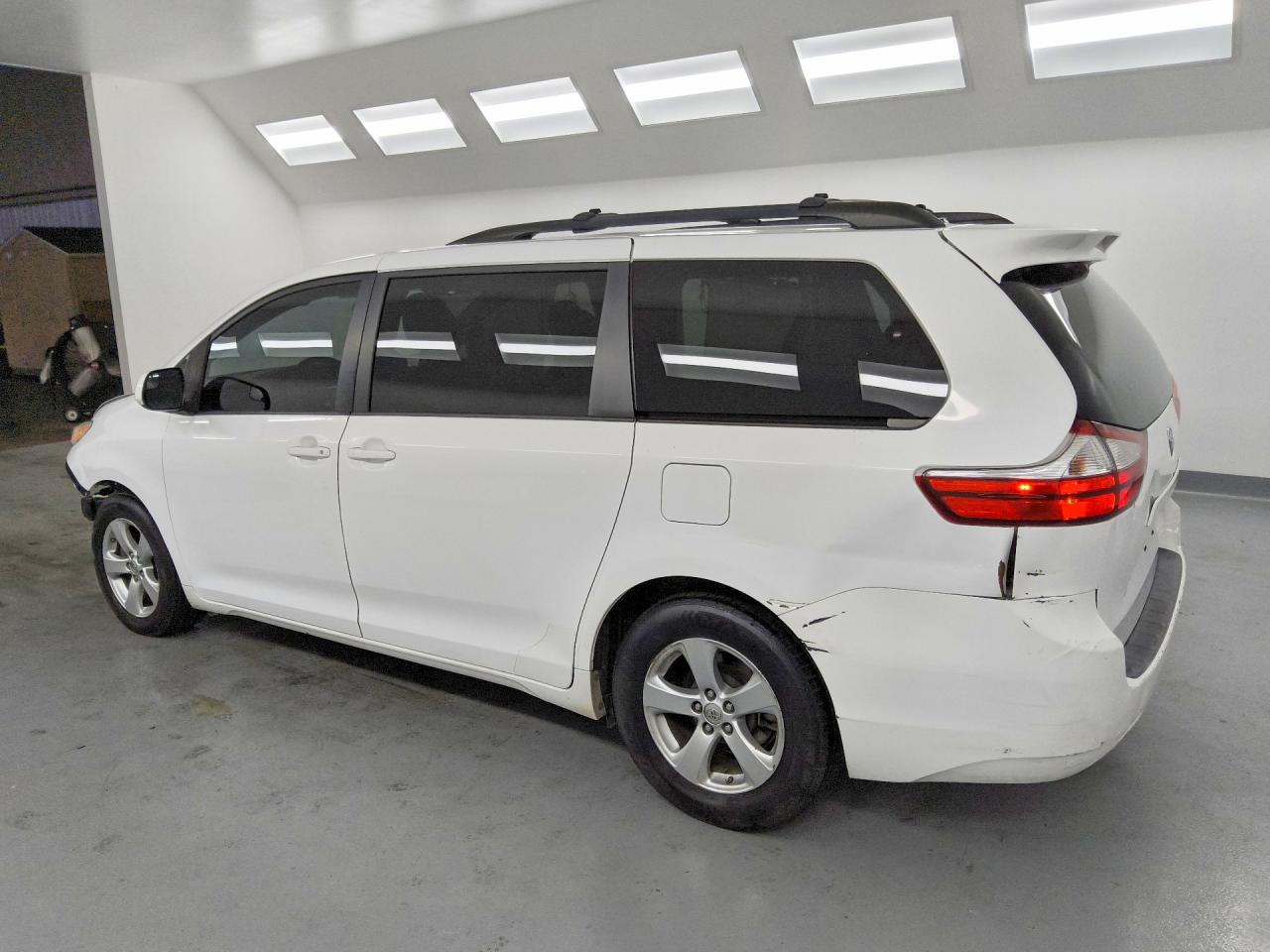 2015 Toyota Sienna Le White vin: 5TDKK3DC8FS614356