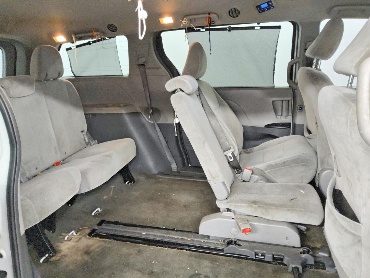 2015 Toyota Sienna Le White vin: 5TDKK3DC8FS614356