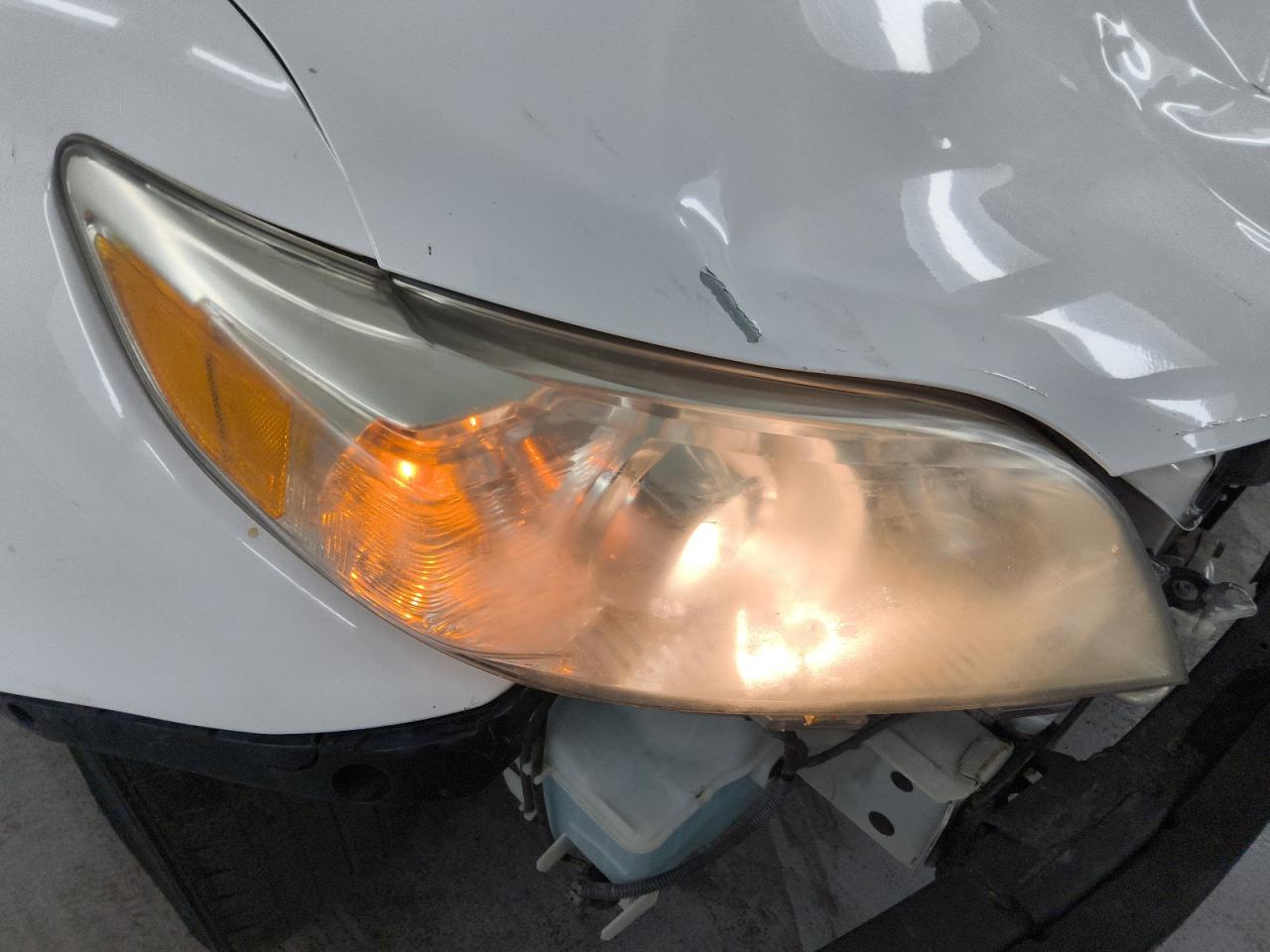 2015 Toyota Sienna Le White vin: 5TDKK3DC8FS614356 Damage: Right Head Lamp, Faded, Repair Required