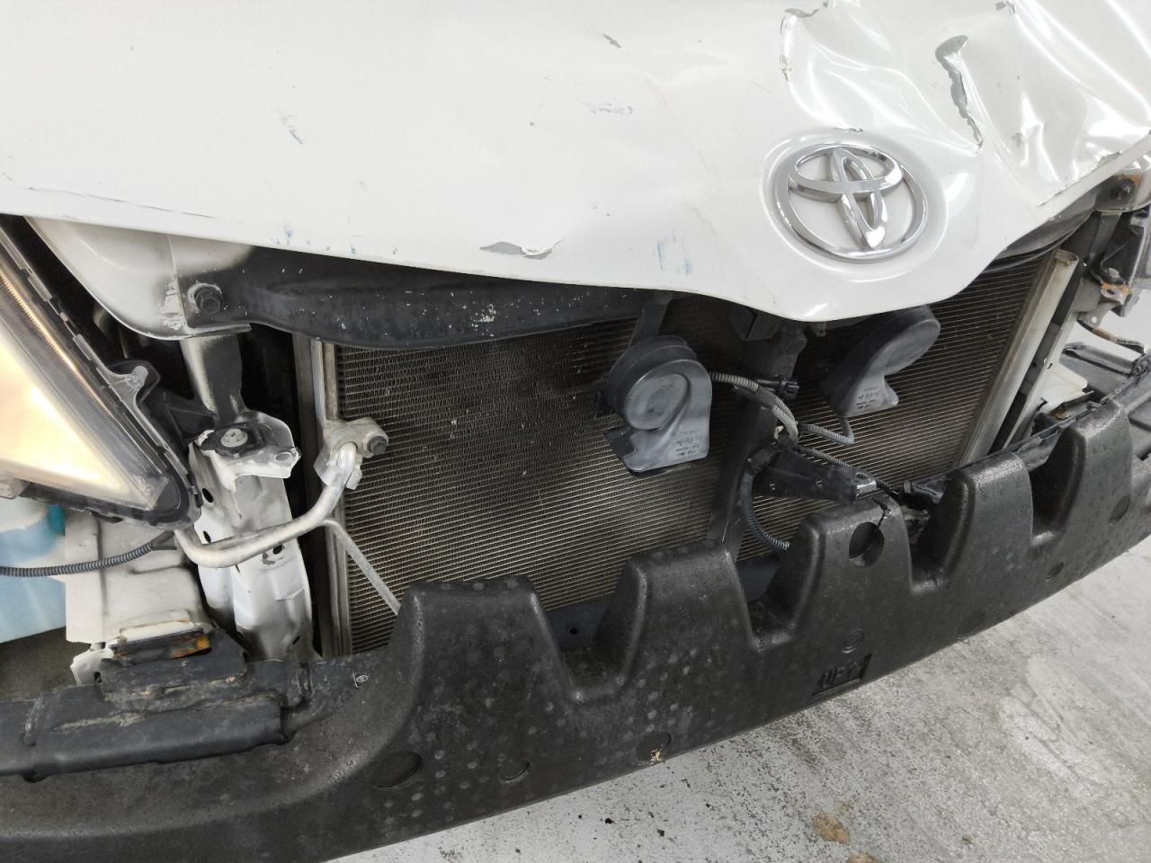 2015 Toyota Sienna Le White vin: 5TDKK3DC8FS614356 Damage: Grille, Broken, Replacement Required