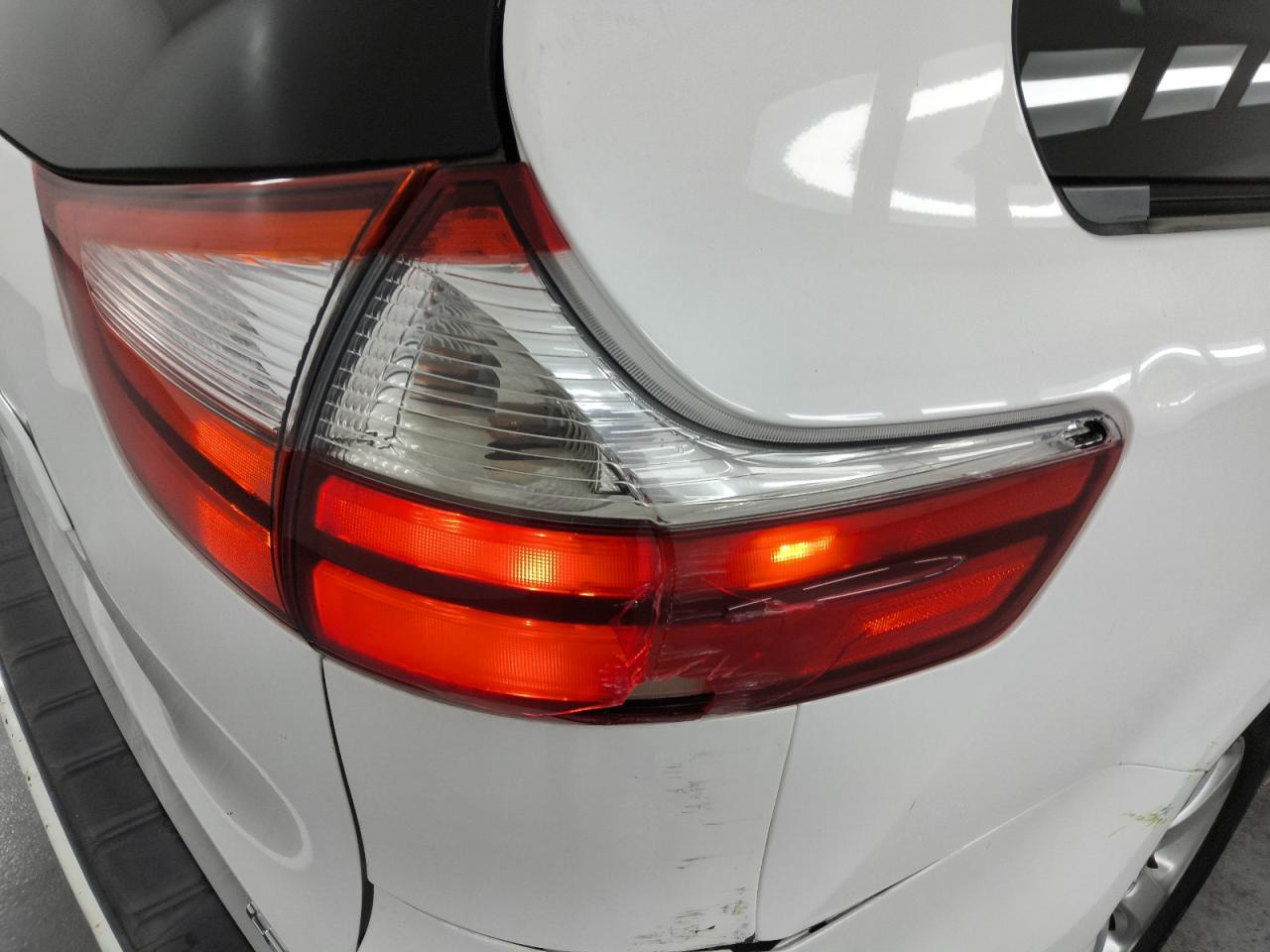 2015 Toyota Sienna Le White vin: 5TDKK3DC8FS614356 Damage: Right Tail Light, Broken, Replacement Required