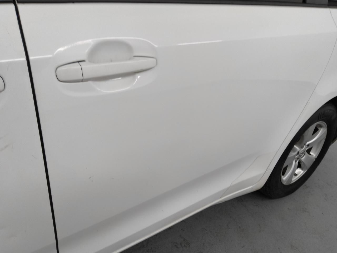 2015 Toyota Sienna Le White vin: 5TDKK3DC8FS614356 Damage: Right Front Door, Heavy Scratch, 1/2 To 1 Inch