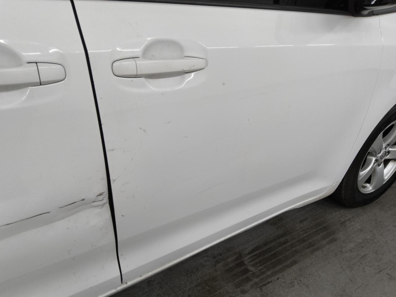2015 Toyota Sienna Le White vin: 5TDKK3DC8FS614356 Damage: Right Front Door, Dent(S) W/ Paint Dmg, 1 To 2 Inches