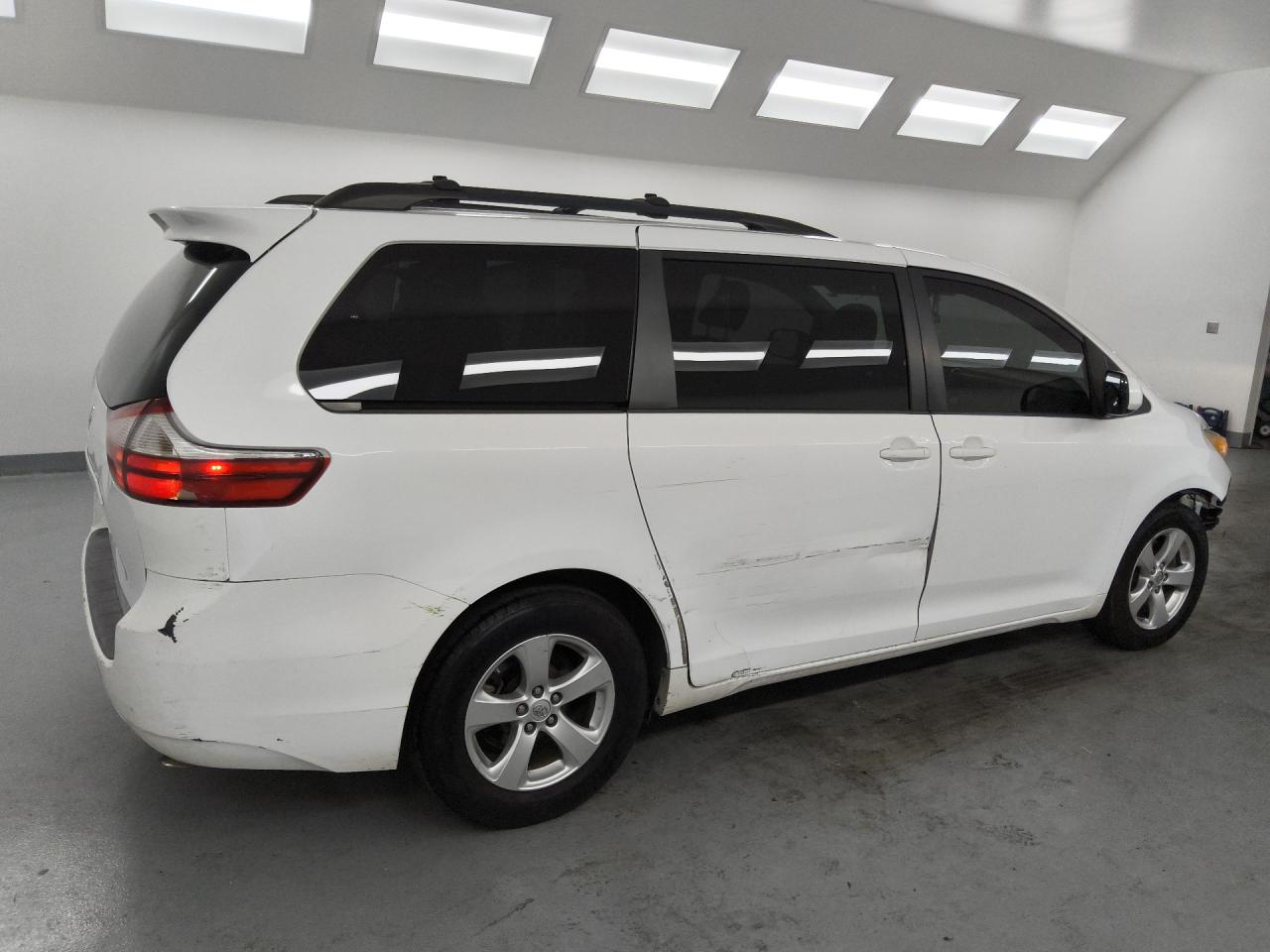 2015 Toyota Sienna Le White vin: 5TDKK3DC8FS614356 Damage: Right Front Tire, Worn, Replacement Required