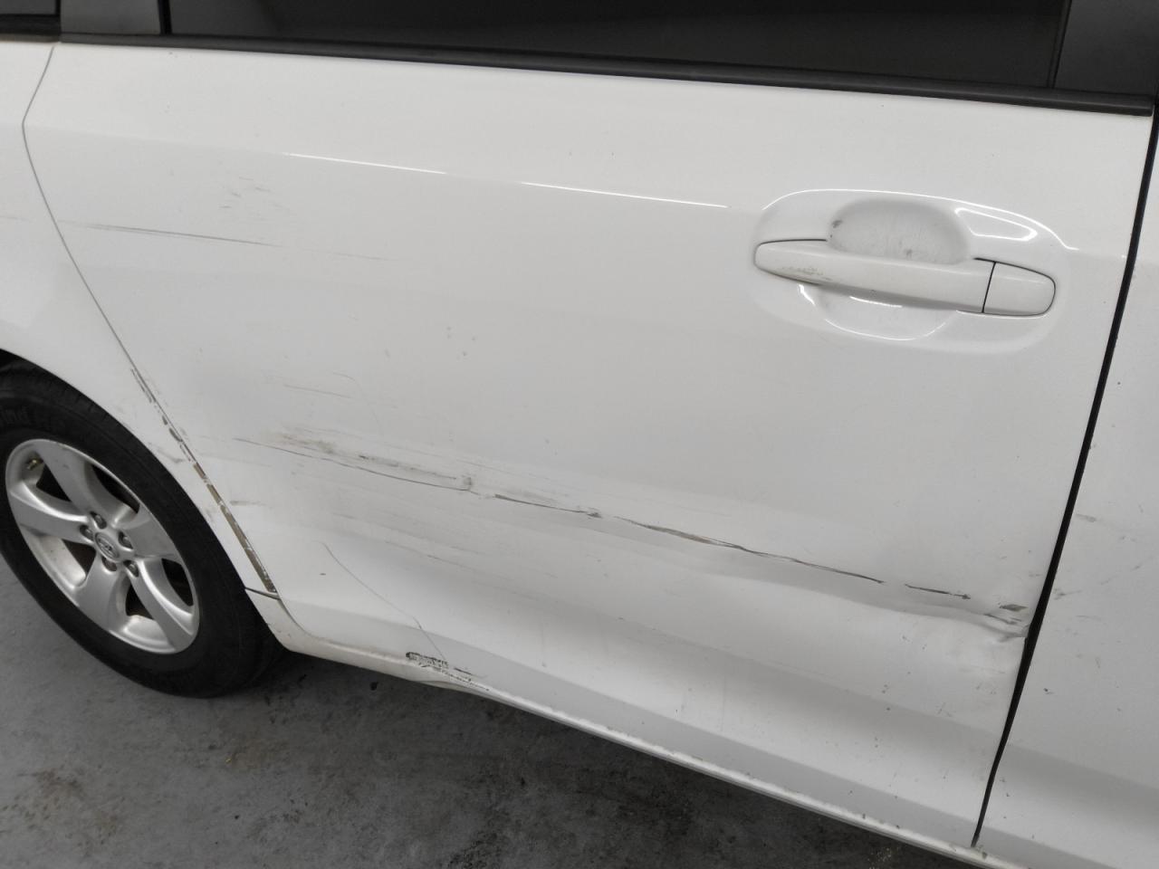2015 Toyota Sienna Le White vin: 5TDKK3DC8FS614356 Damage: Right Sliding Door, Severe Damage, Replacement Required