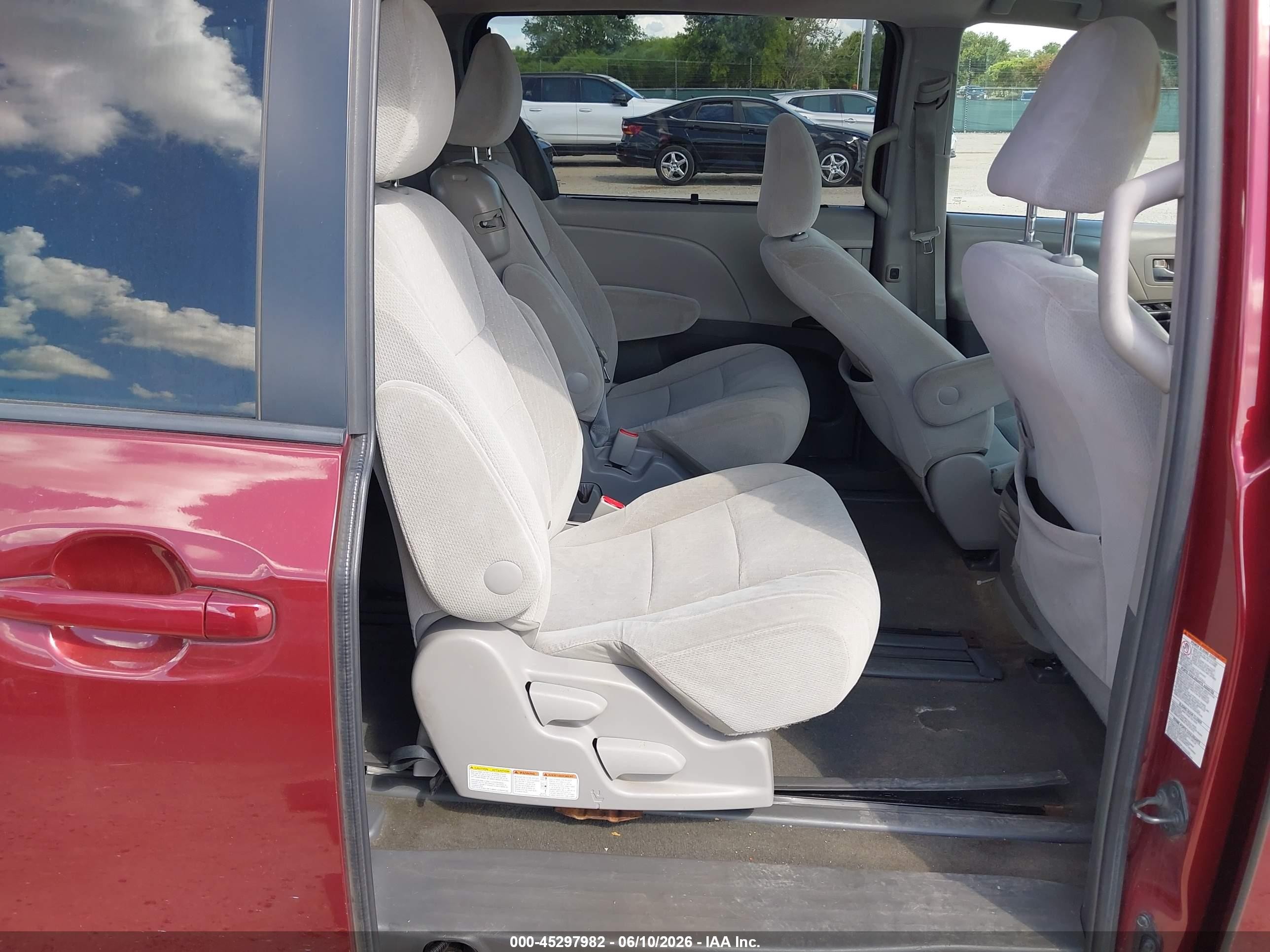 2015 Toyota Sienna Le 8 Passenger Темно-бордовый vin: 5TDKK3DC8FS619637