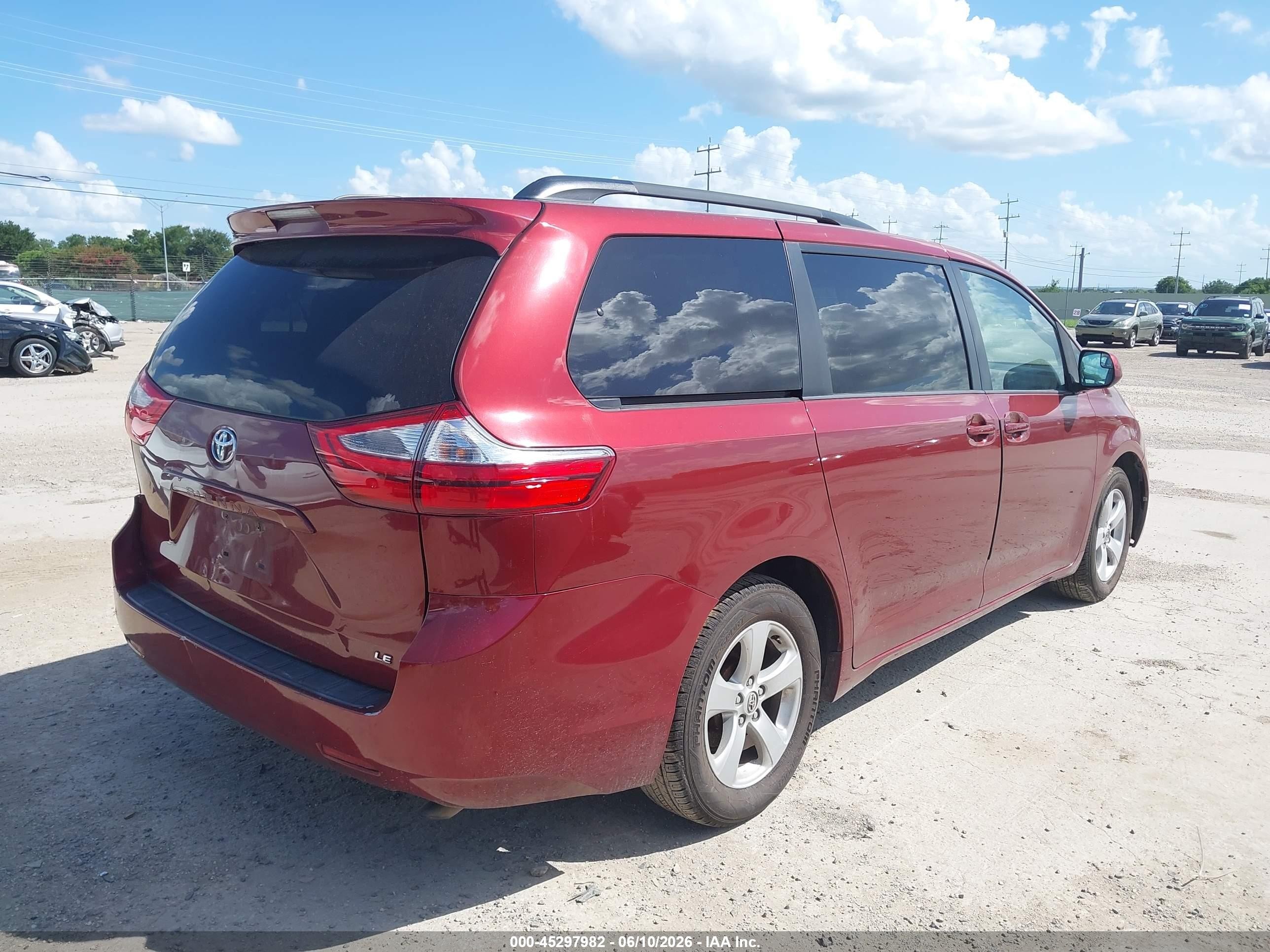 2015 Toyota Sienna Le 8 Passenger Темно-бордовый vin: 5TDKK3DC8FS619637
