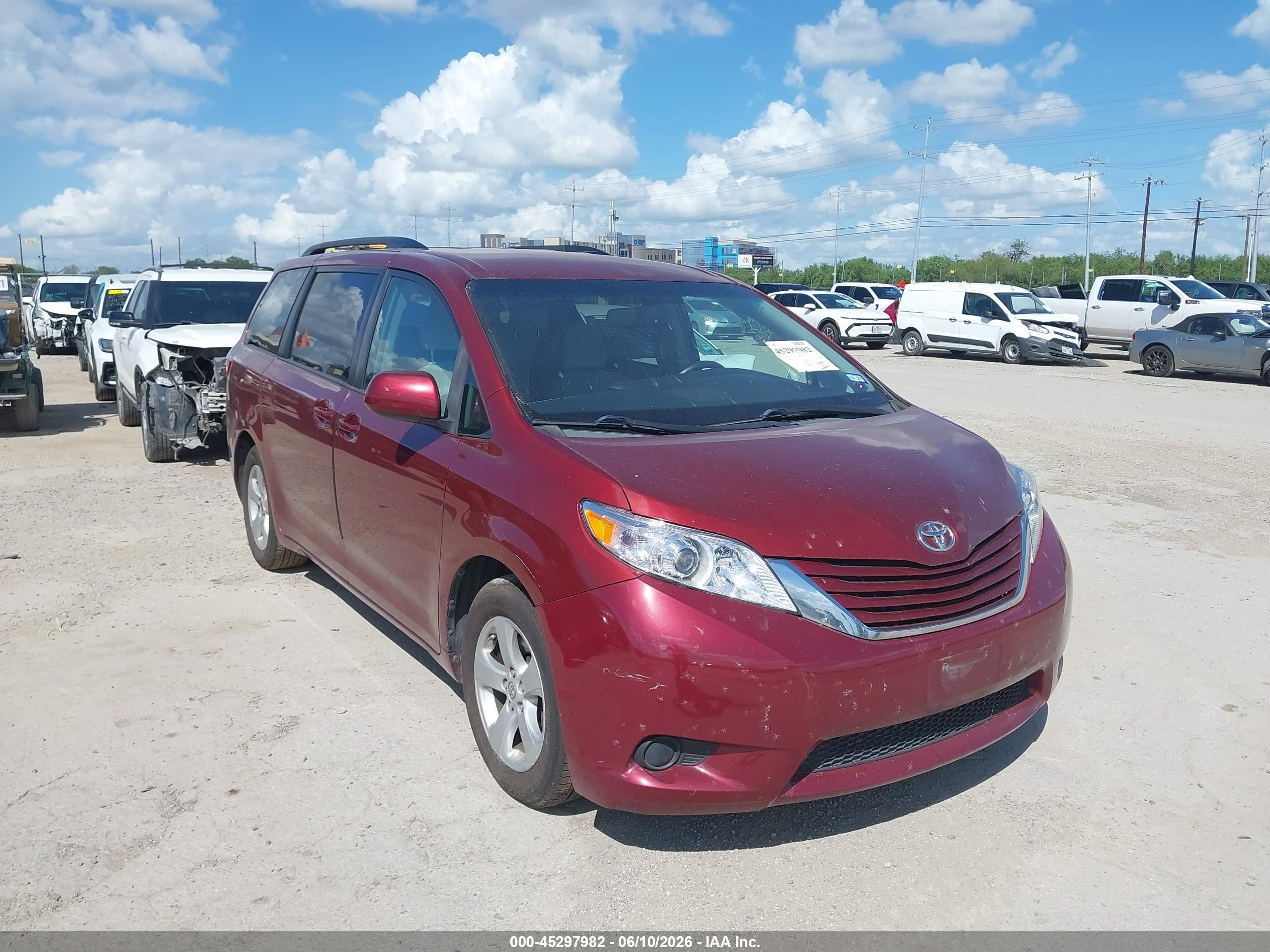 2015 Toyota Sienna Le 8 Passenger Темно-бордовый vin: 5TDKK3DC8FS619637