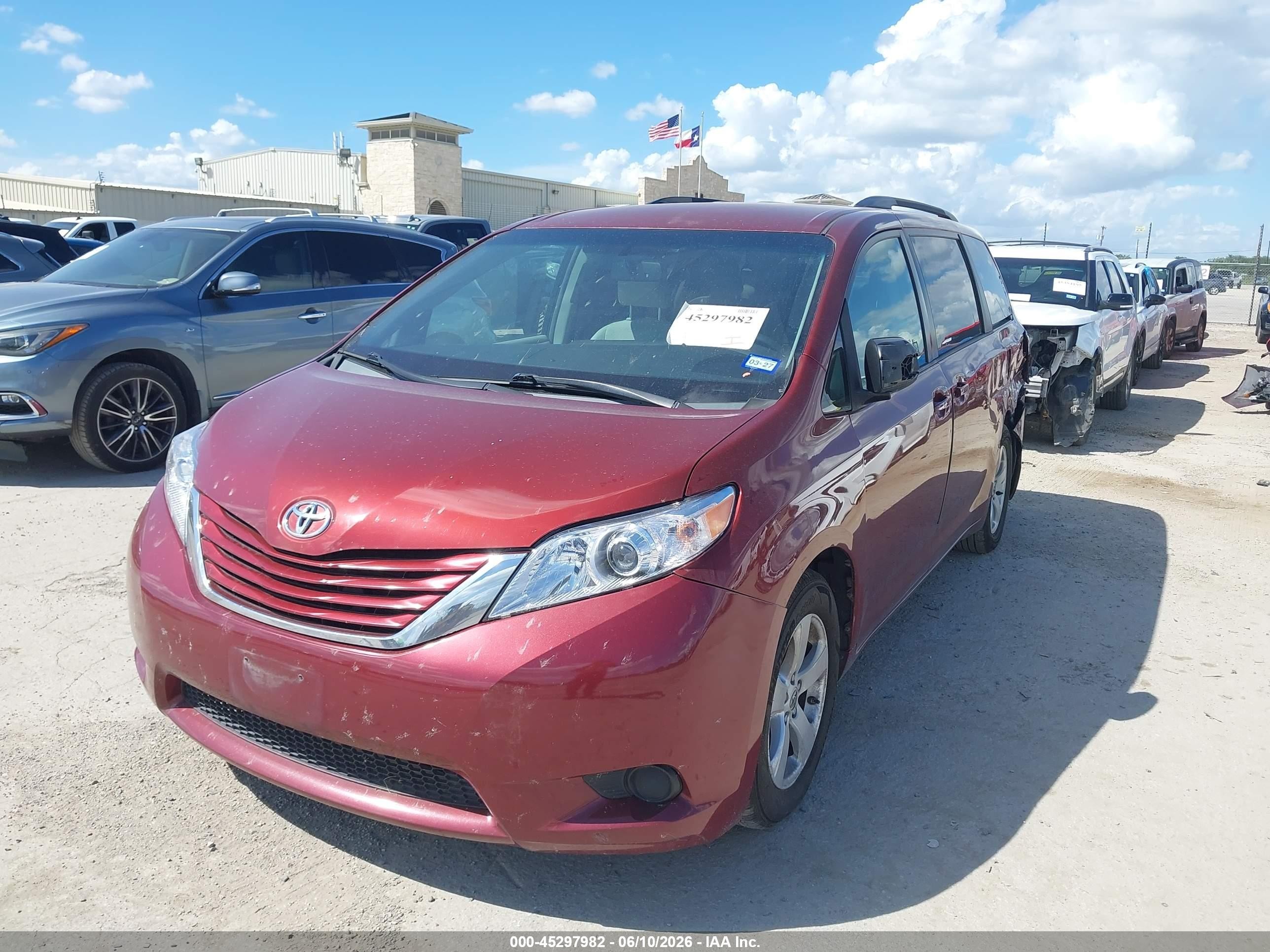 2015 Toyota Sienna Le 8 Passenger Темно-бордовый vin: 5TDKK3DC8FS619637