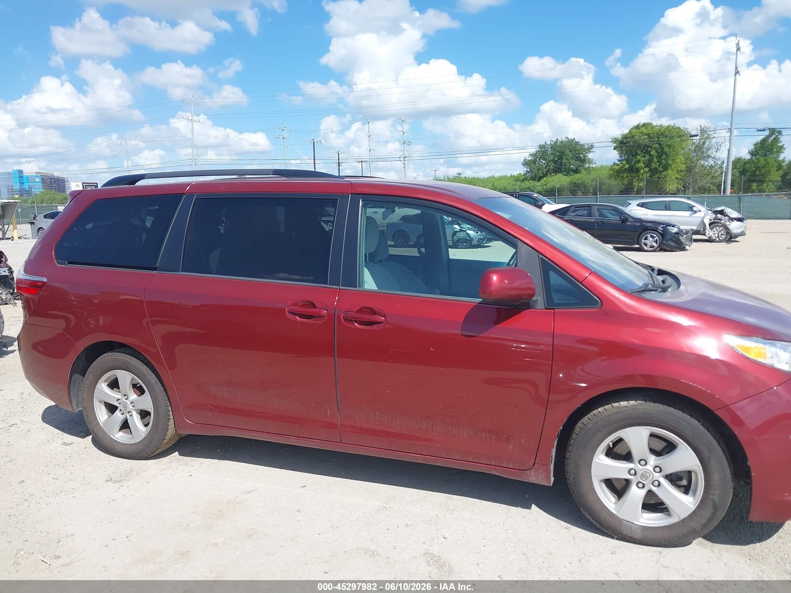 2015 Toyota Sienna Le 8 Passenger Темно-бордовый vin: 5TDKK3DC8FS619637