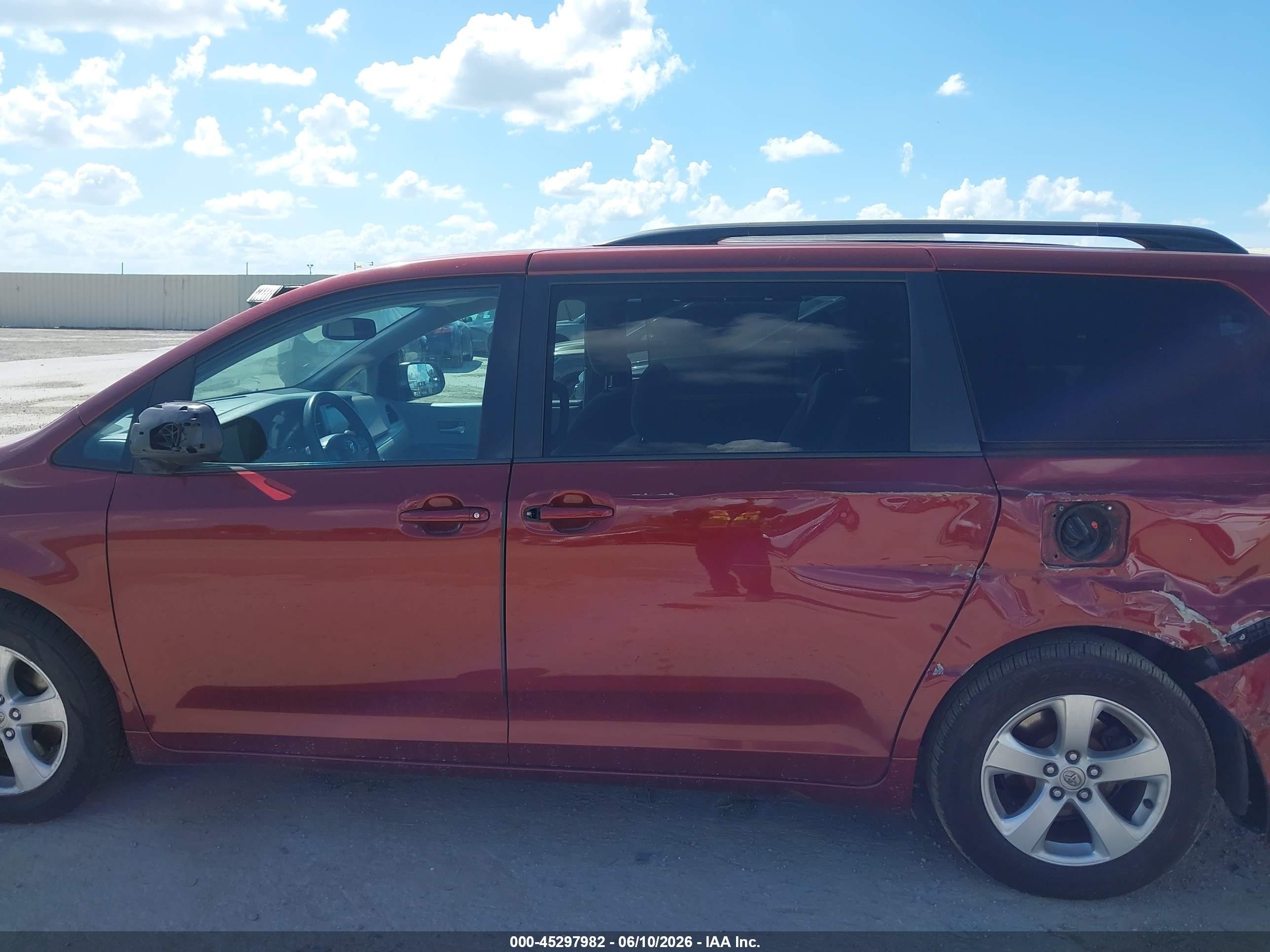 2015 Toyota Sienna Le 8 Passenger Темно-бордовый vin: 5TDKK3DC8FS619637