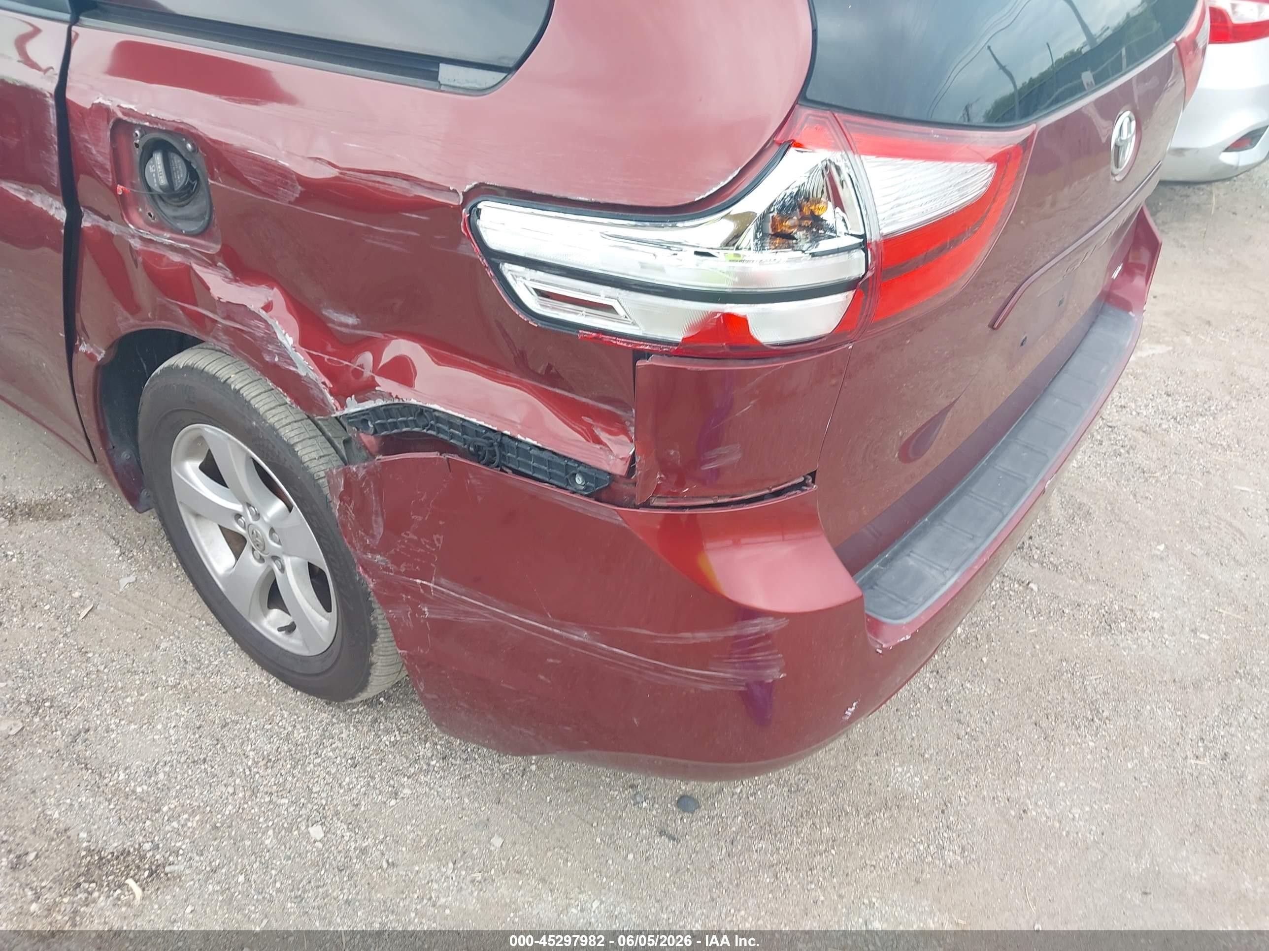 2015 Toyota Sienna Le 8 Passenger Темно-бордовый vin: 5TDKK3DC8FS619637
