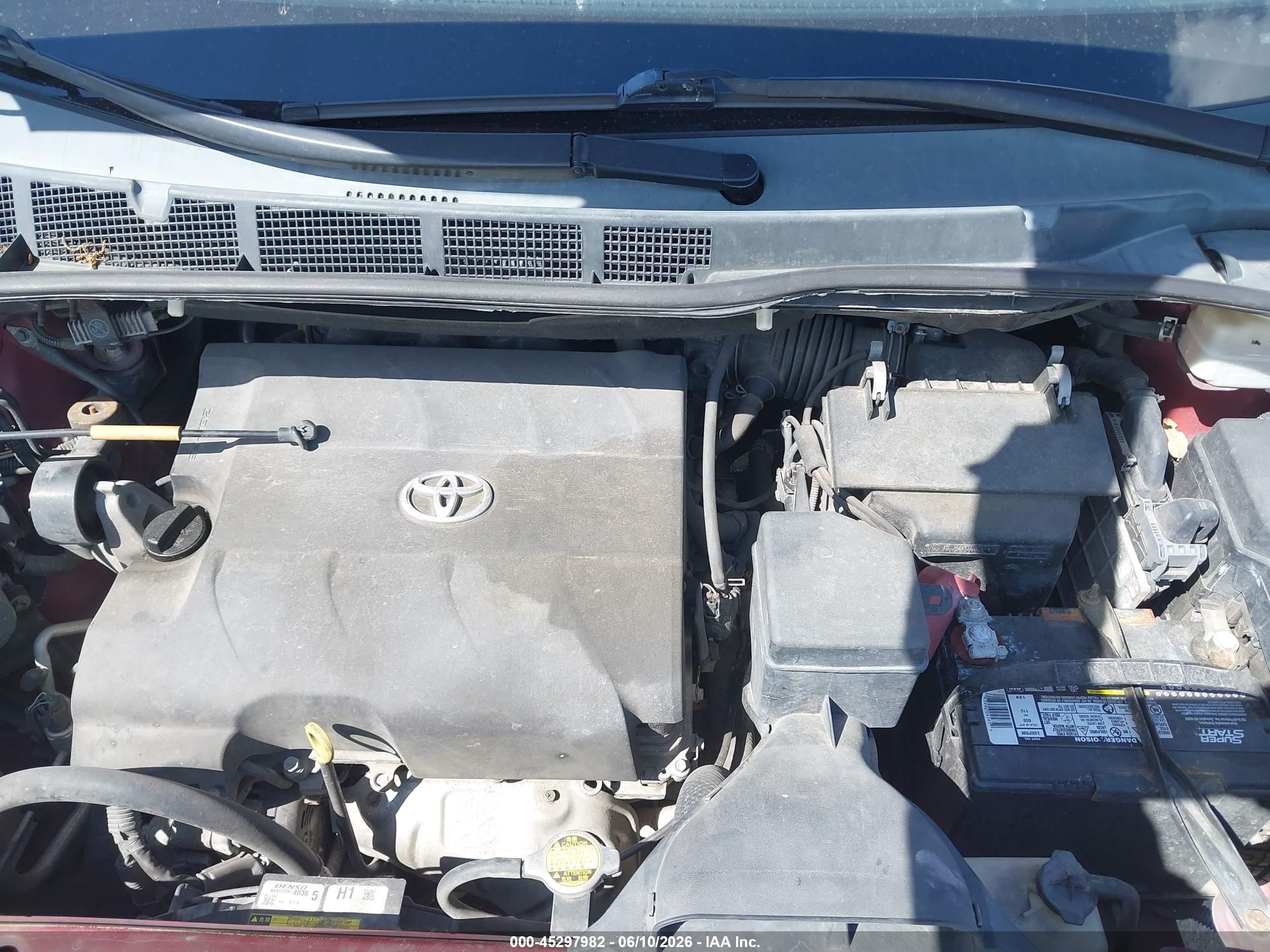 2015 Toyota Sienna Le 8 Passenger Темно-бордовый vin: 5TDKK3DC8FS619637