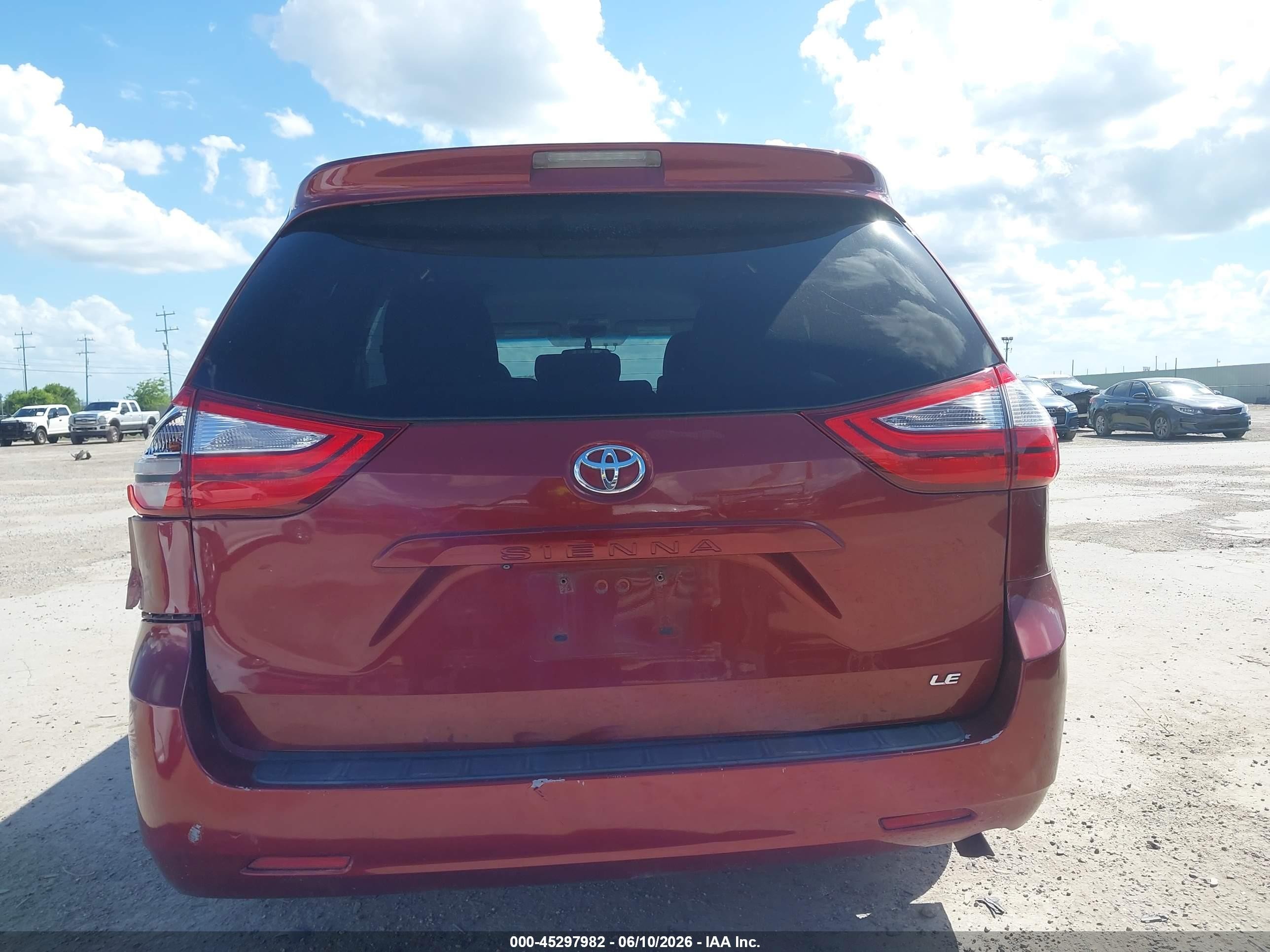 2015 Toyota Sienna Le 8 Passenger Темно-бордовый vin: 5TDKK3DC8FS619637