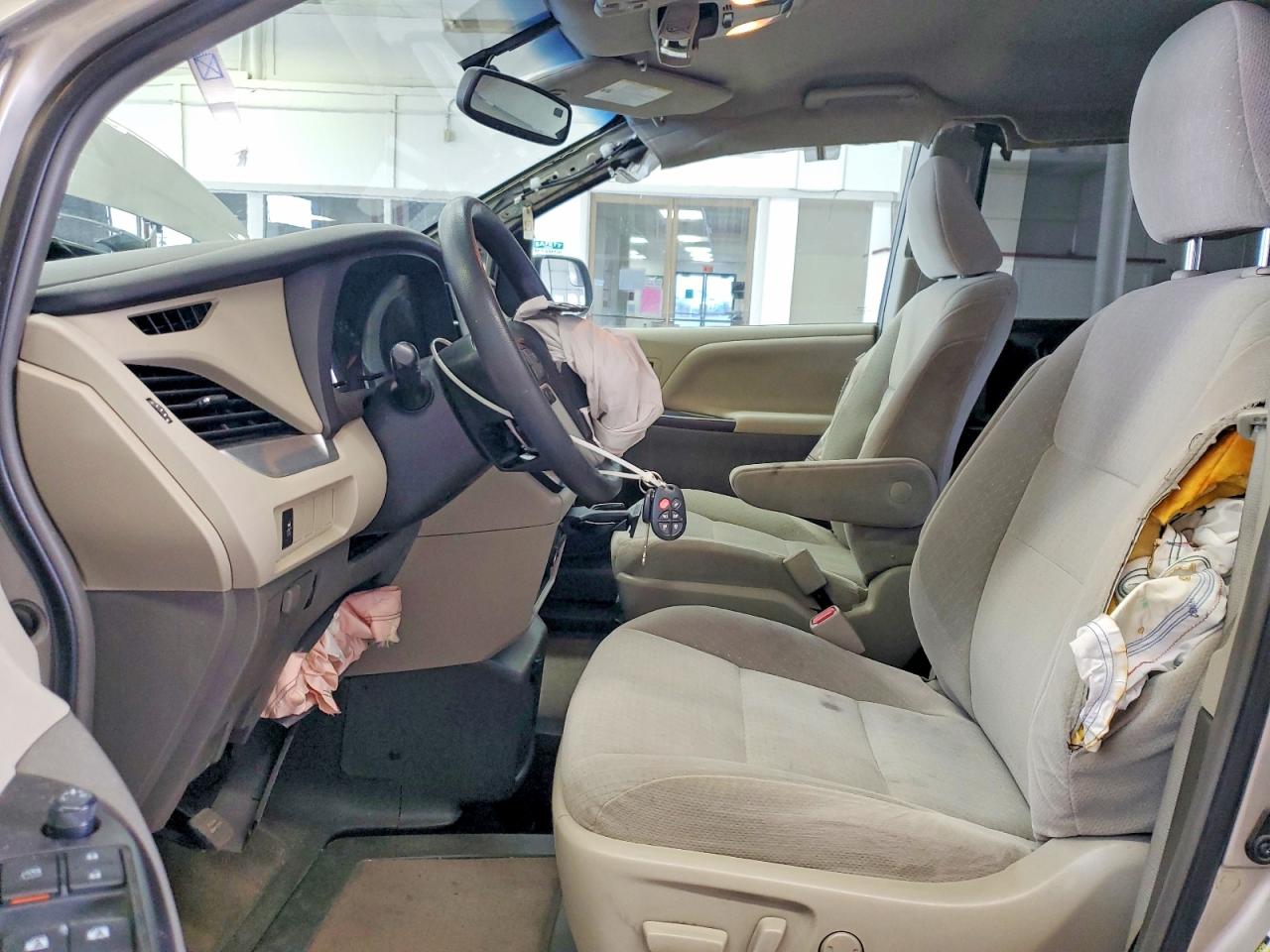 2015 Toyota Sienna Le Tan vin: 5TDKK3DC8FS627771