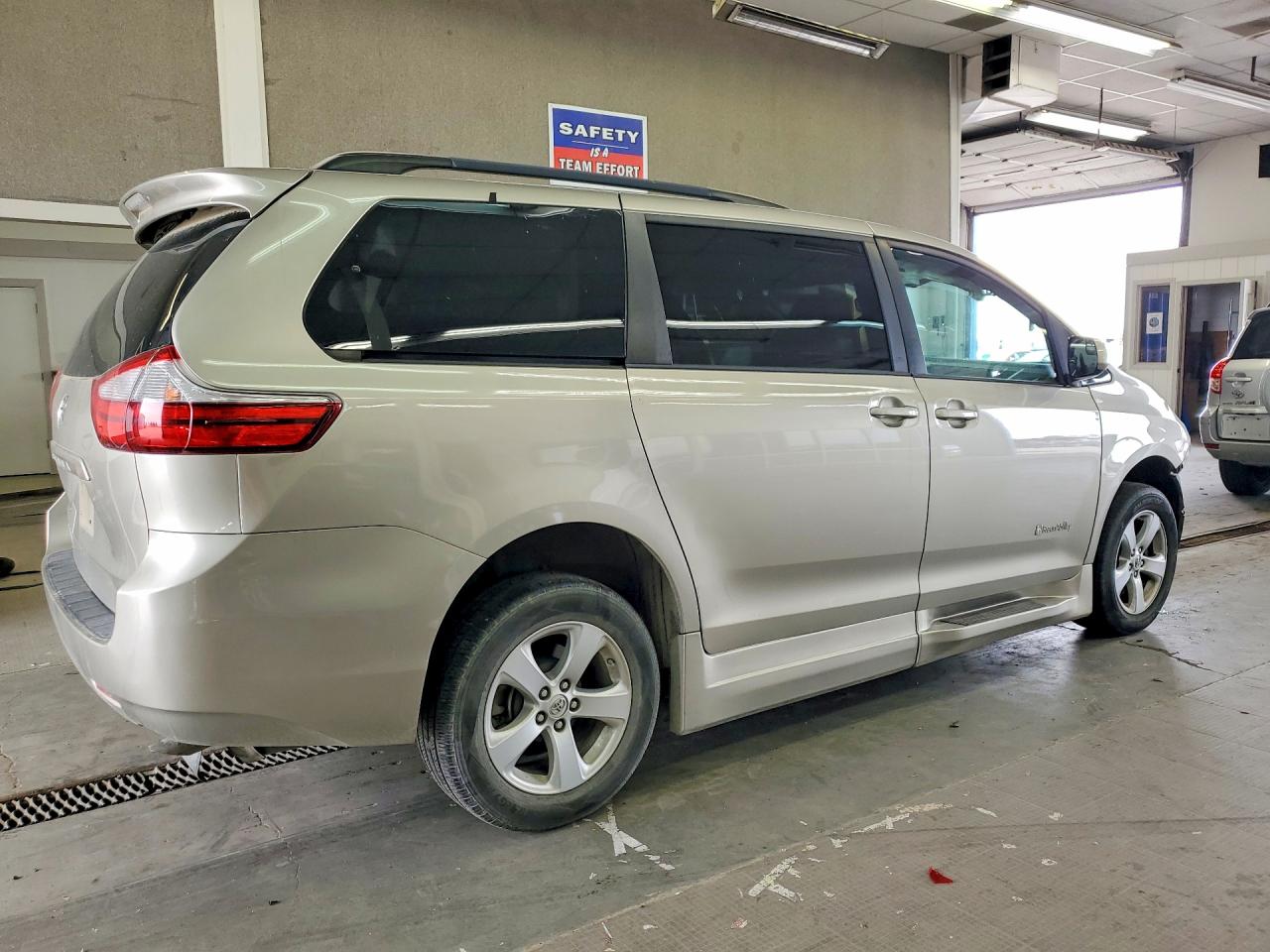 2015 Toyota Sienna Le Tan vin: 5TDKK3DC8FS627771