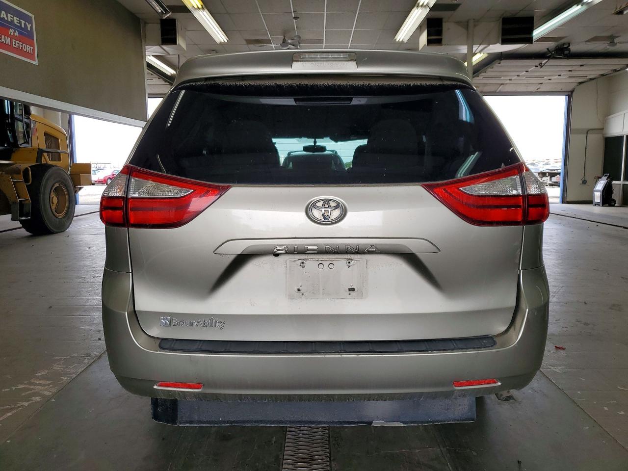2015 Toyota Sienna Le Tan vin: 5TDKK3DC8FS627771