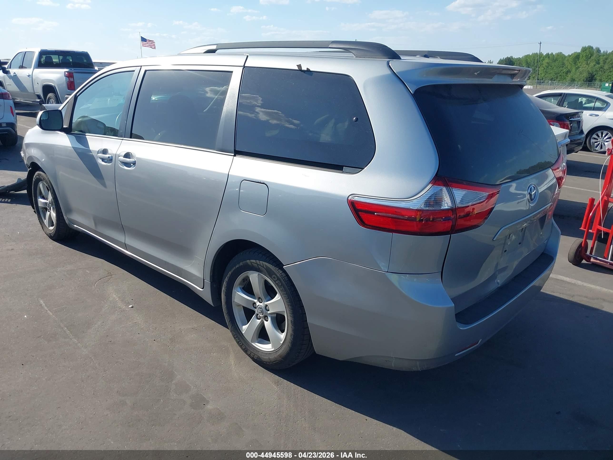 2015 Toyota Sienna Le 8 Passenger Silver vin: 5TDKK3DC8FS657725
