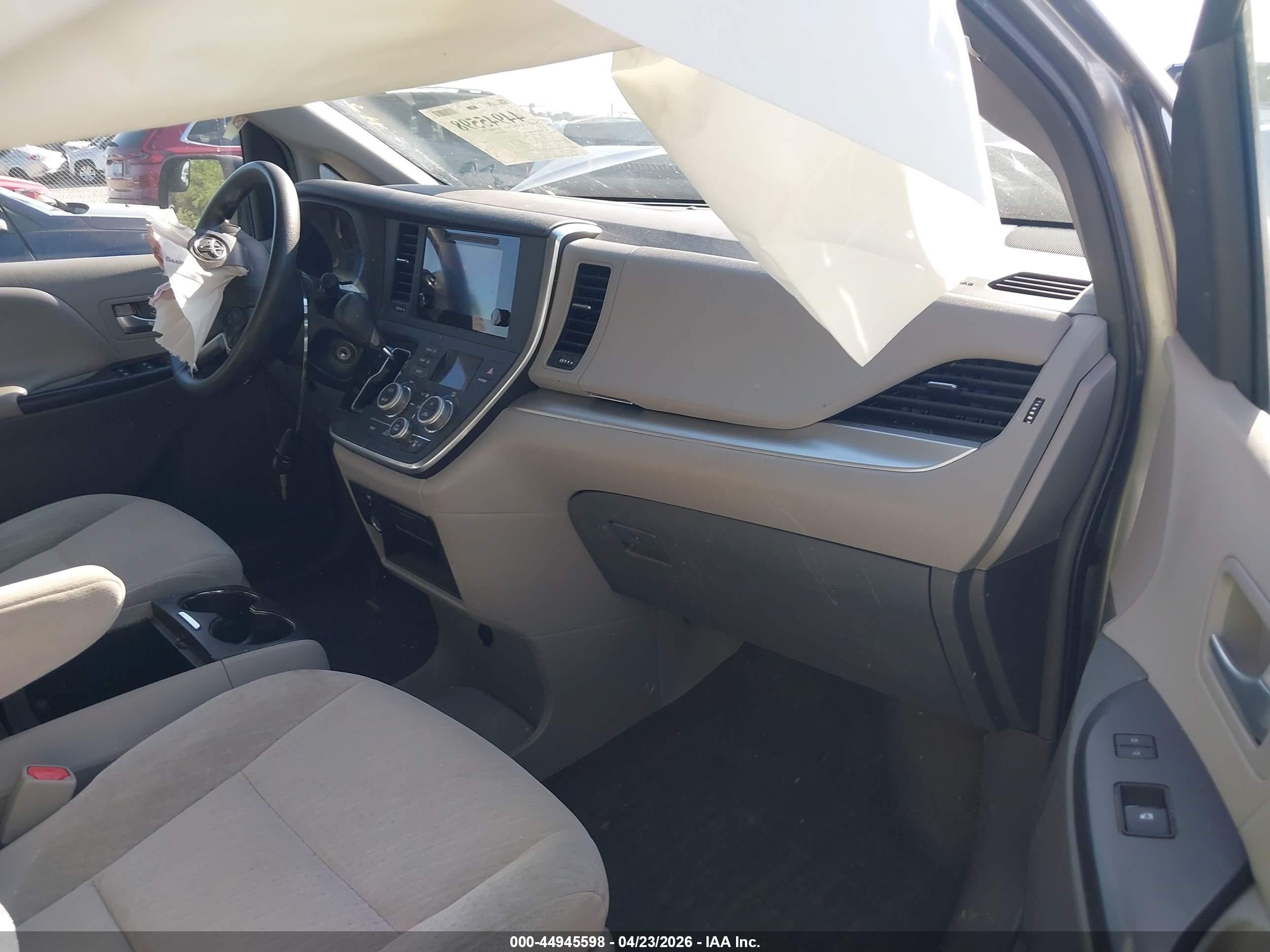 2015 Toyota Sienna Le 8 Passenger Silver vin: 5TDKK3DC8FS657725