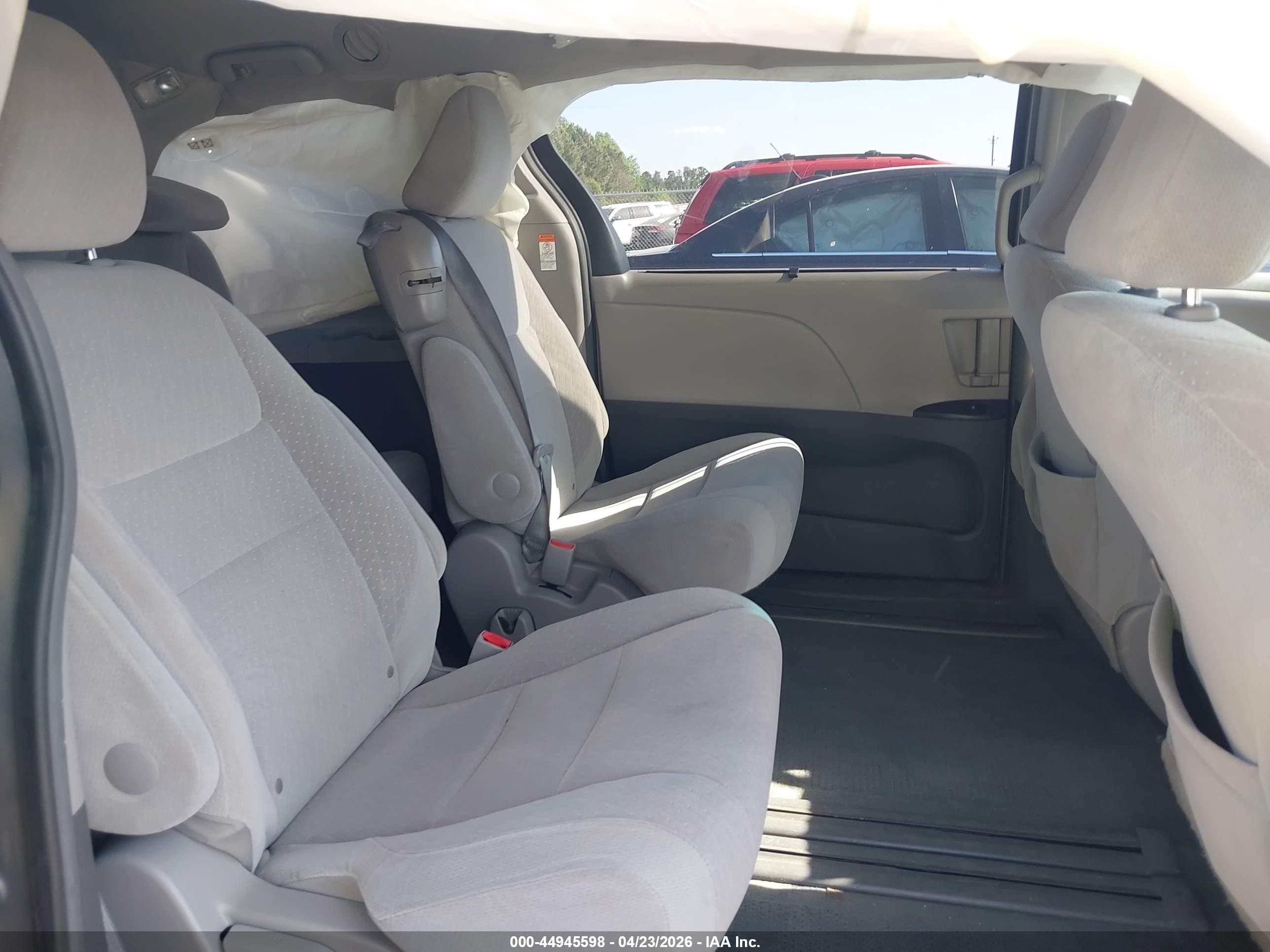 2015 Toyota Sienna Le 8 Passenger Silver vin: 5TDKK3DC8FS657725
