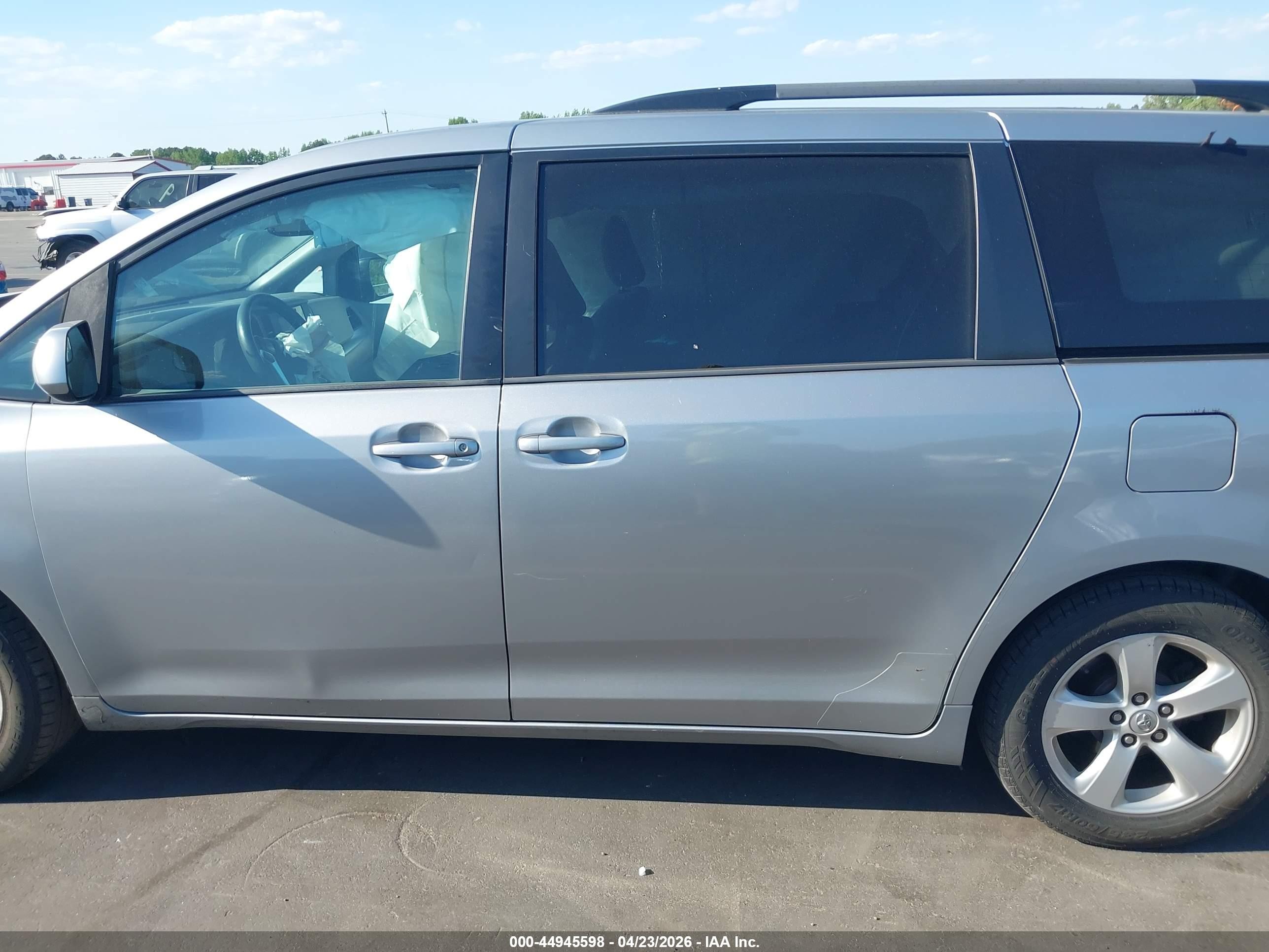 2015 Toyota Sienna Le 8 Passenger Silver vin: 5TDKK3DC8FS657725
