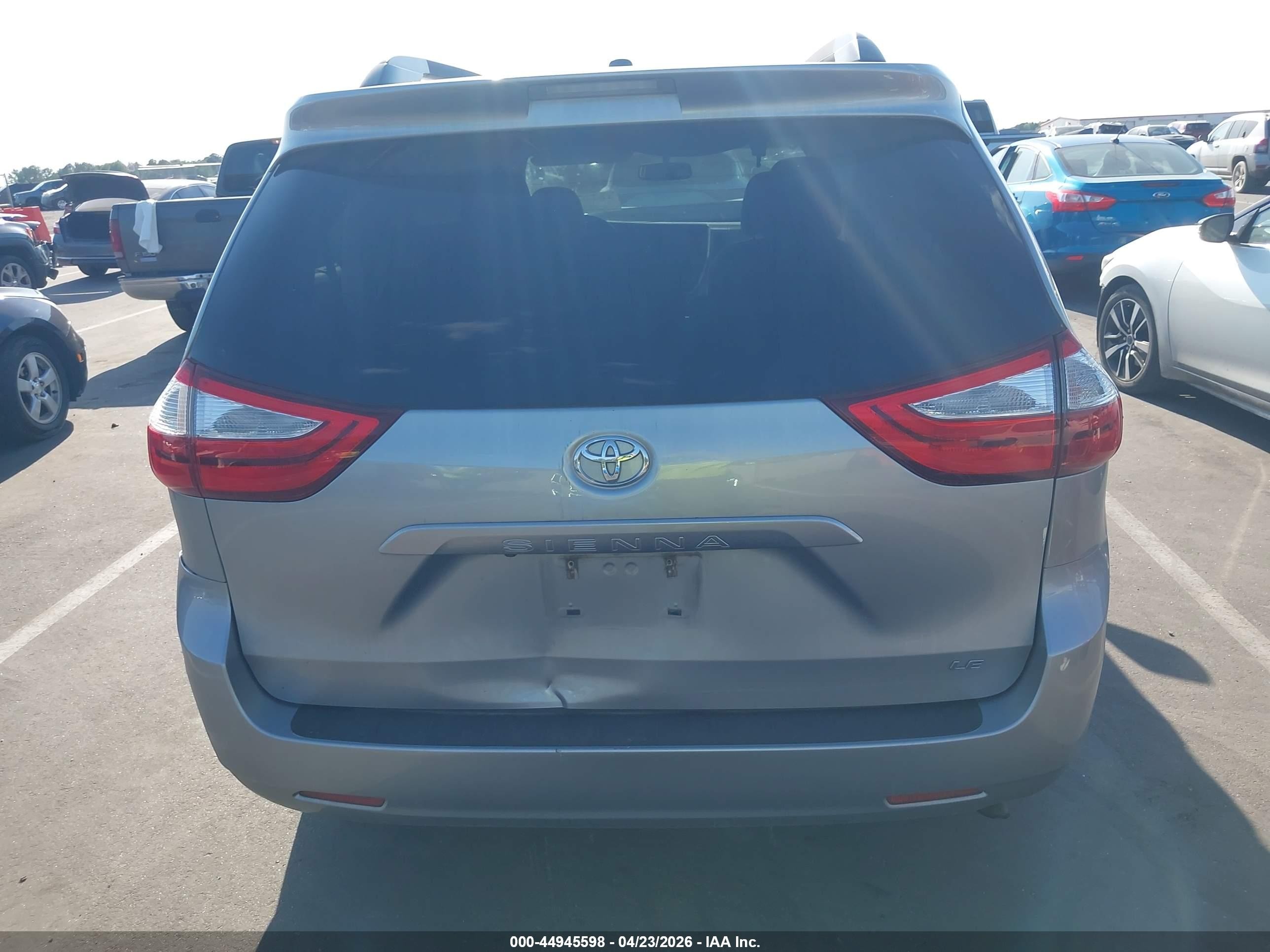 2015 Toyota Sienna Le 8 Passenger Silver vin: 5TDKK3DC8FS657725