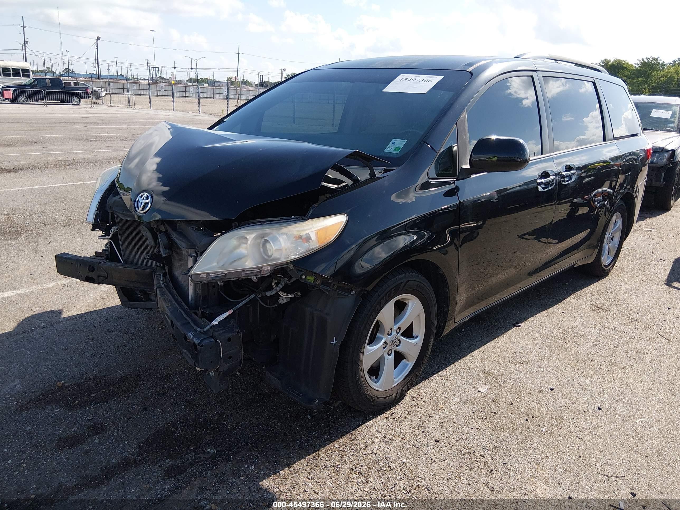 2015 Toyota Sienna Le 8 Passenger Черный vin: 5TDKK3DC8FS660818