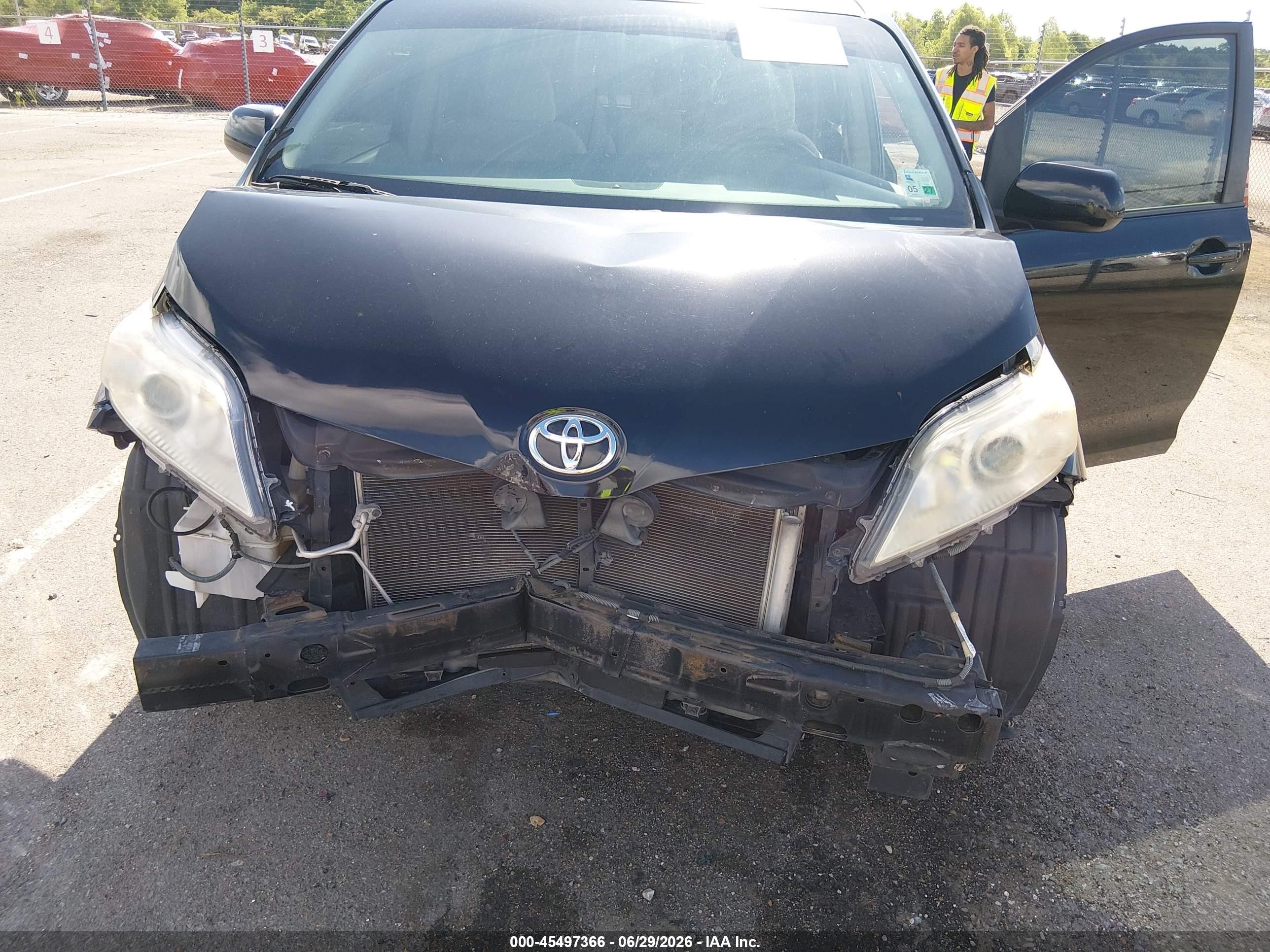 2015 Toyota Sienna Le 8 Passenger Черный vin: 5TDKK3DC8FS660818