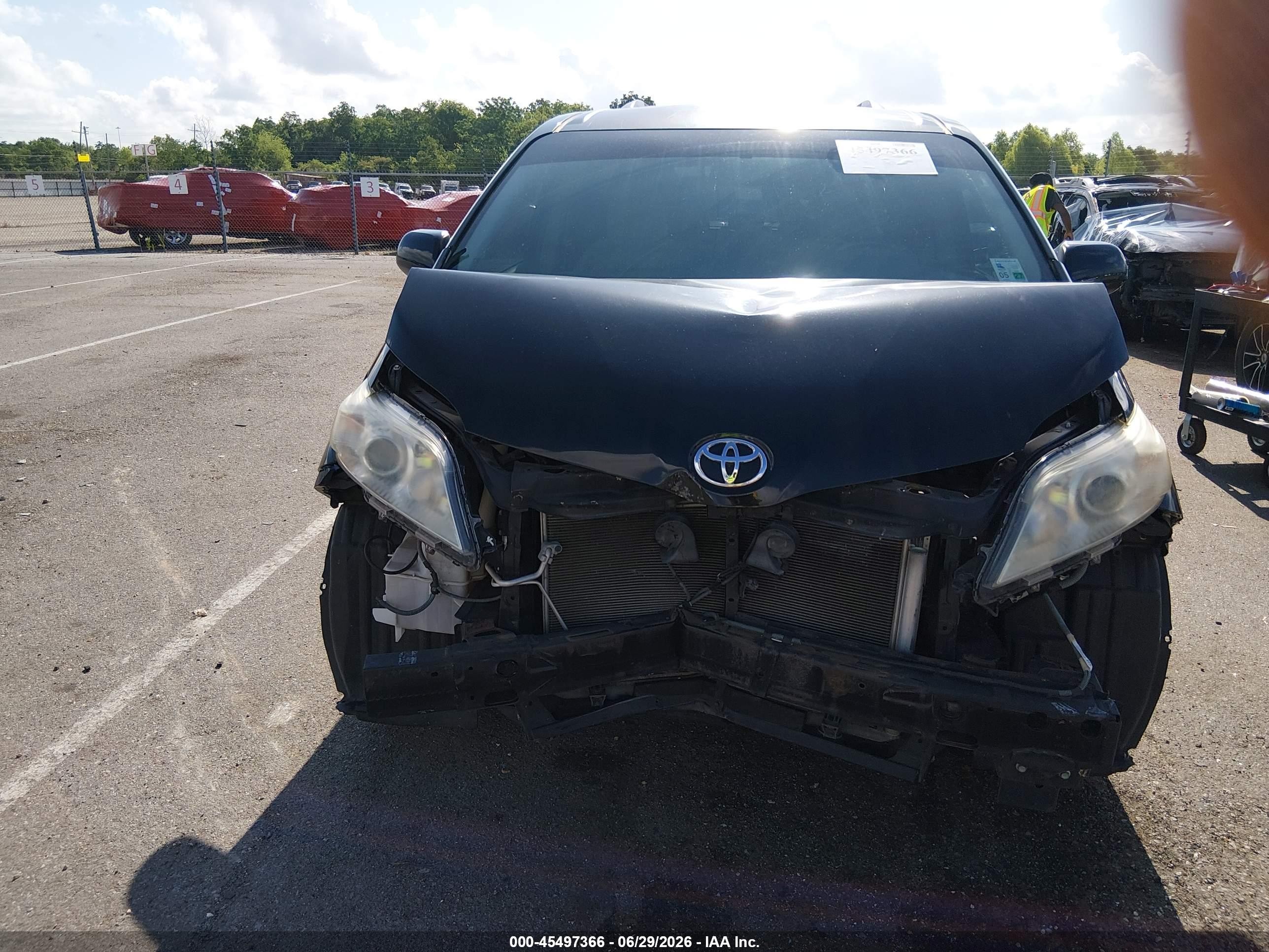 2015 Toyota Sienna Le 8 Passenger Черный vin: 5TDKK3DC8FS660818
