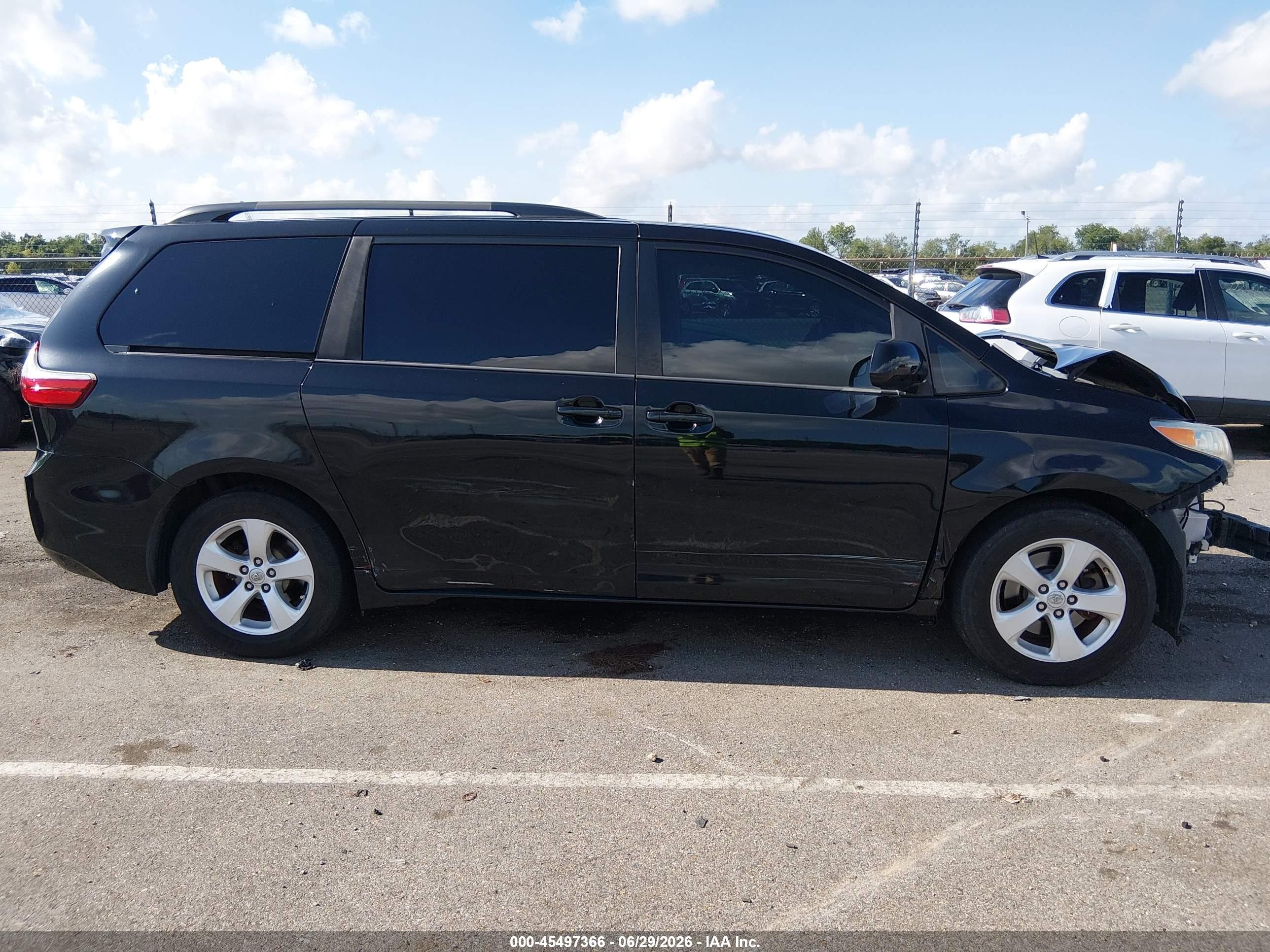 2015 Toyota Sienna Le 8 Passenger Черный vin: 5TDKK3DC8FS660818