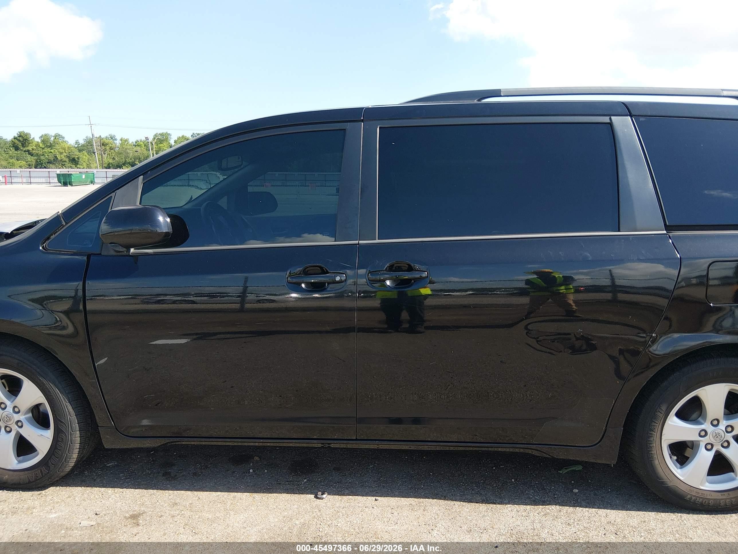 2015 Toyota Sienna Le 8 Passenger Черный vin: 5TDKK3DC8FS660818