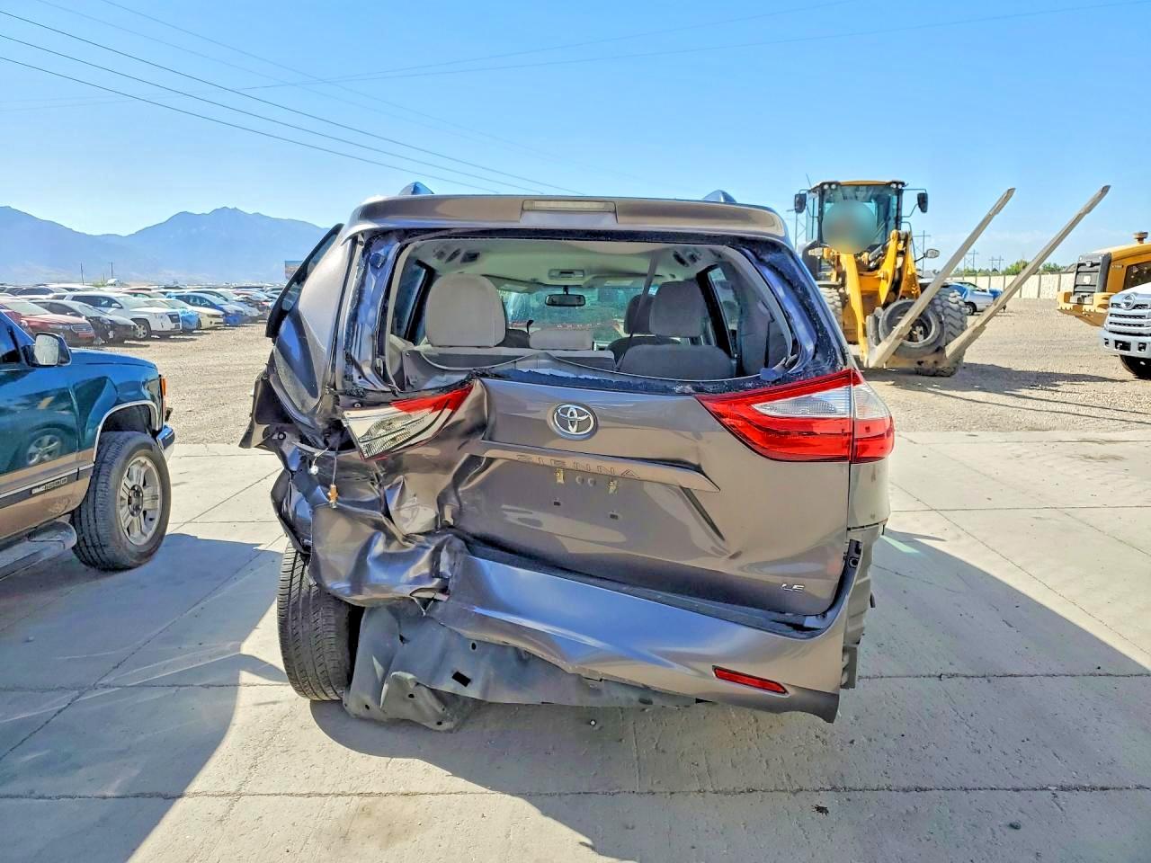 2015 Toyota Sienna Le Silver vin: 5TDKK3DC8FS669051
