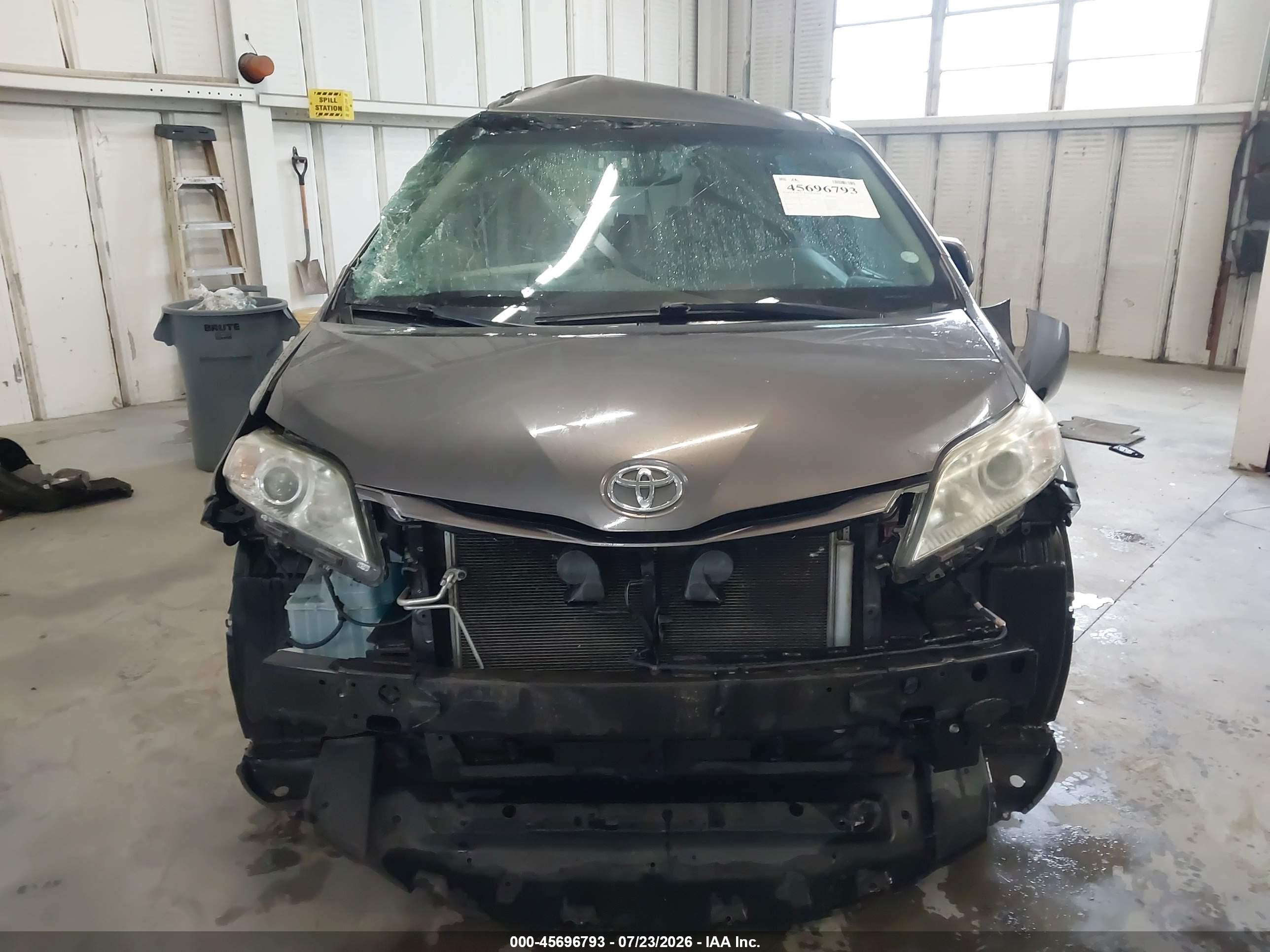 2015 Toyota Sienna Le 8 Passenger Серый vin: 5TDKK3DC8FS673858