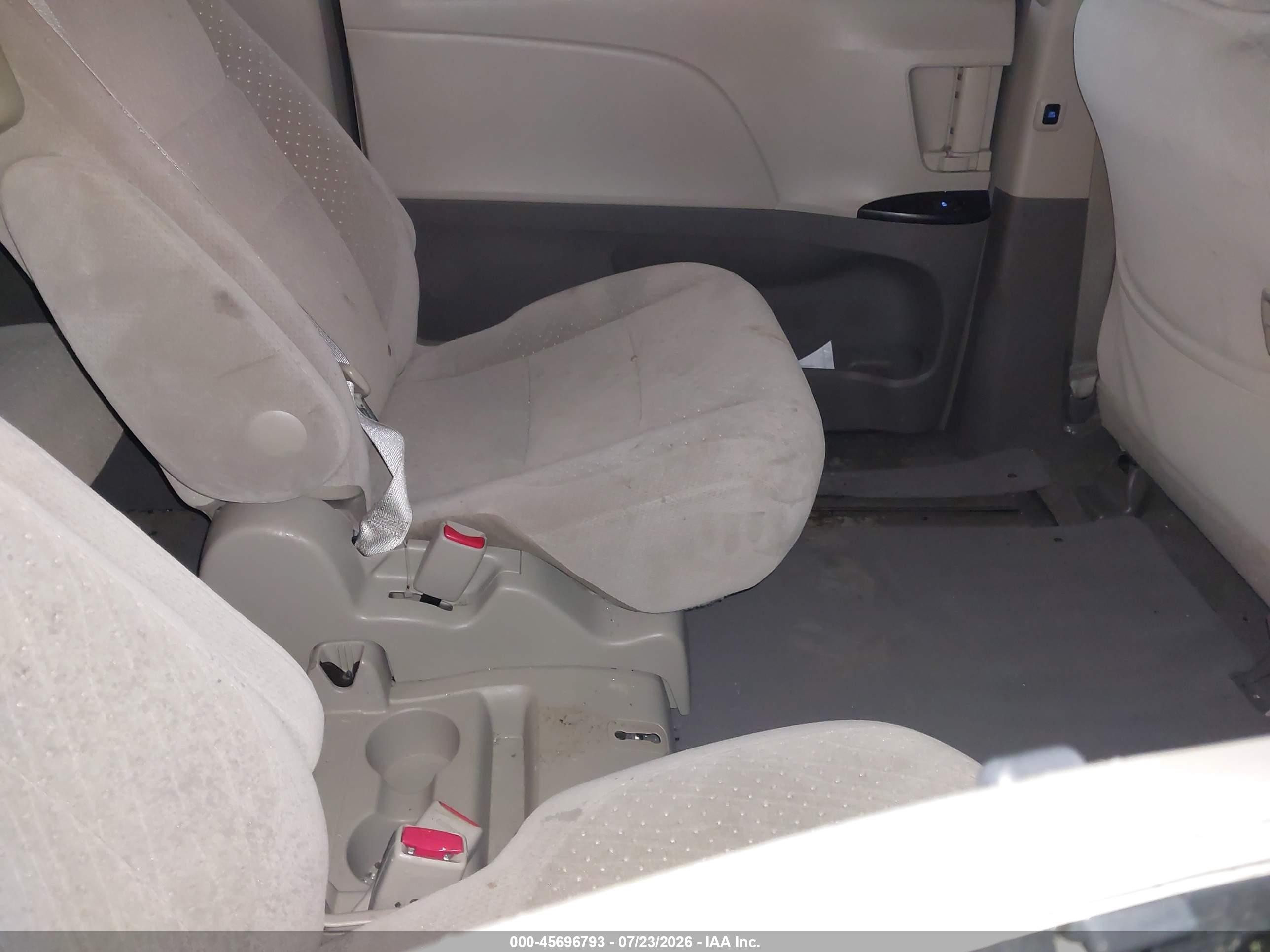 2015 Toyota Sienna Le 8 Passenger Серый vin: 5TDKK3DC8FS673858