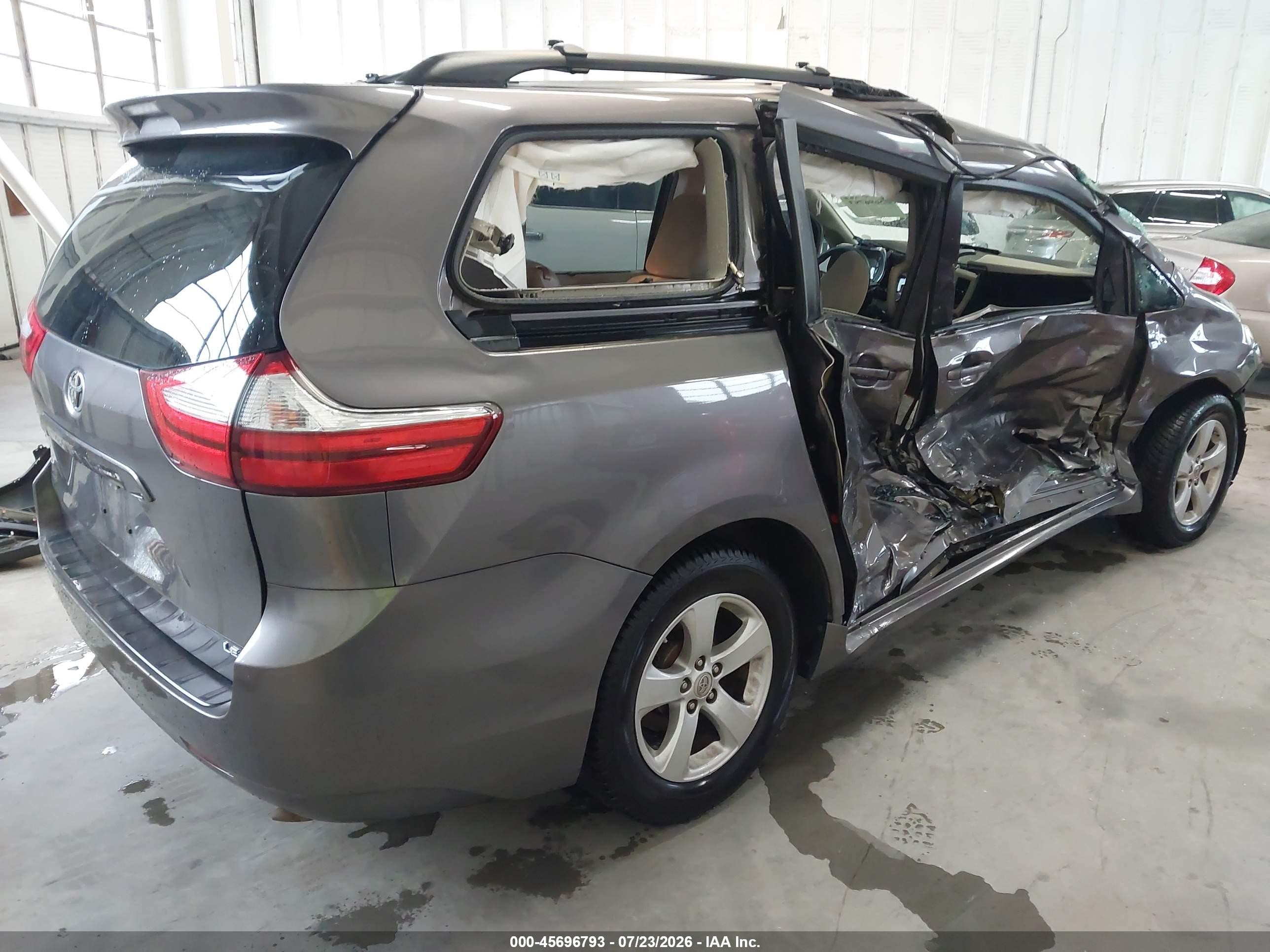 2015 Toyota Sienna Le 8 Passenger Серый vin: 5TDKK3DC8FS673858