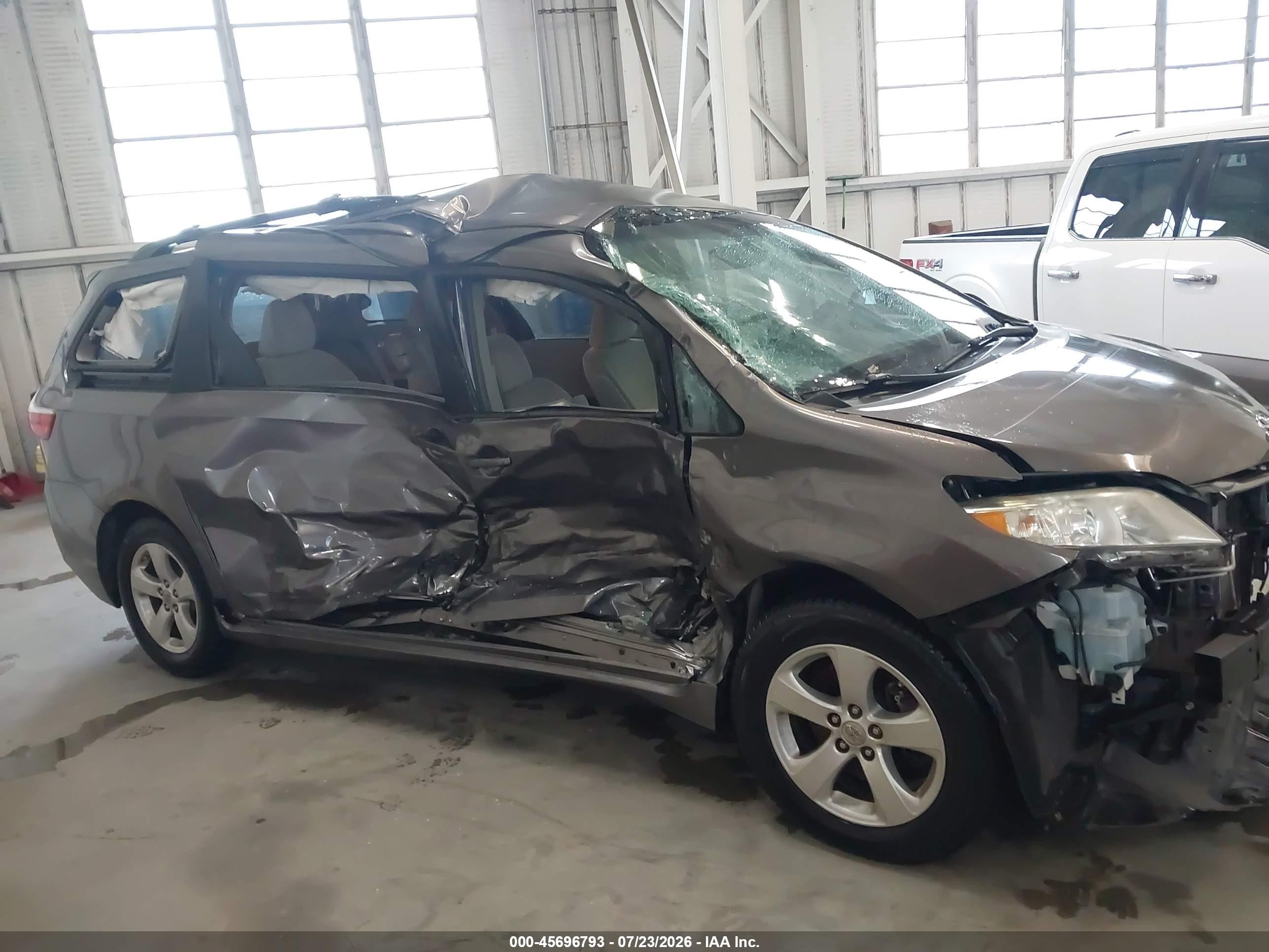 2015 Toyota Sienna Le 8 Passenger Серый vin: 5TDKK3DC8FS673858