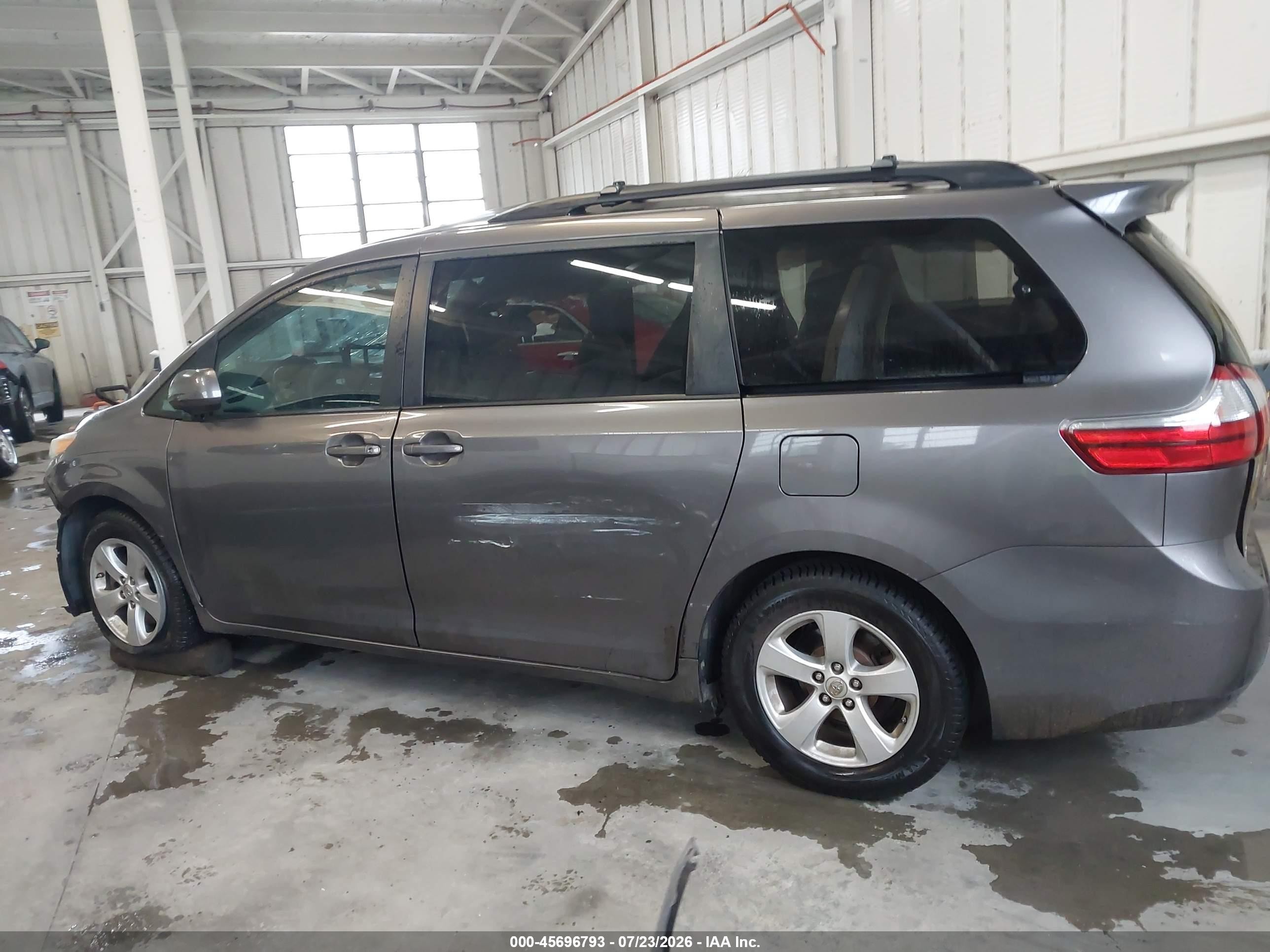 2015 Toyota Sienna Le 8 Passenger Серый vin: 5TDKK3DC8FS673858