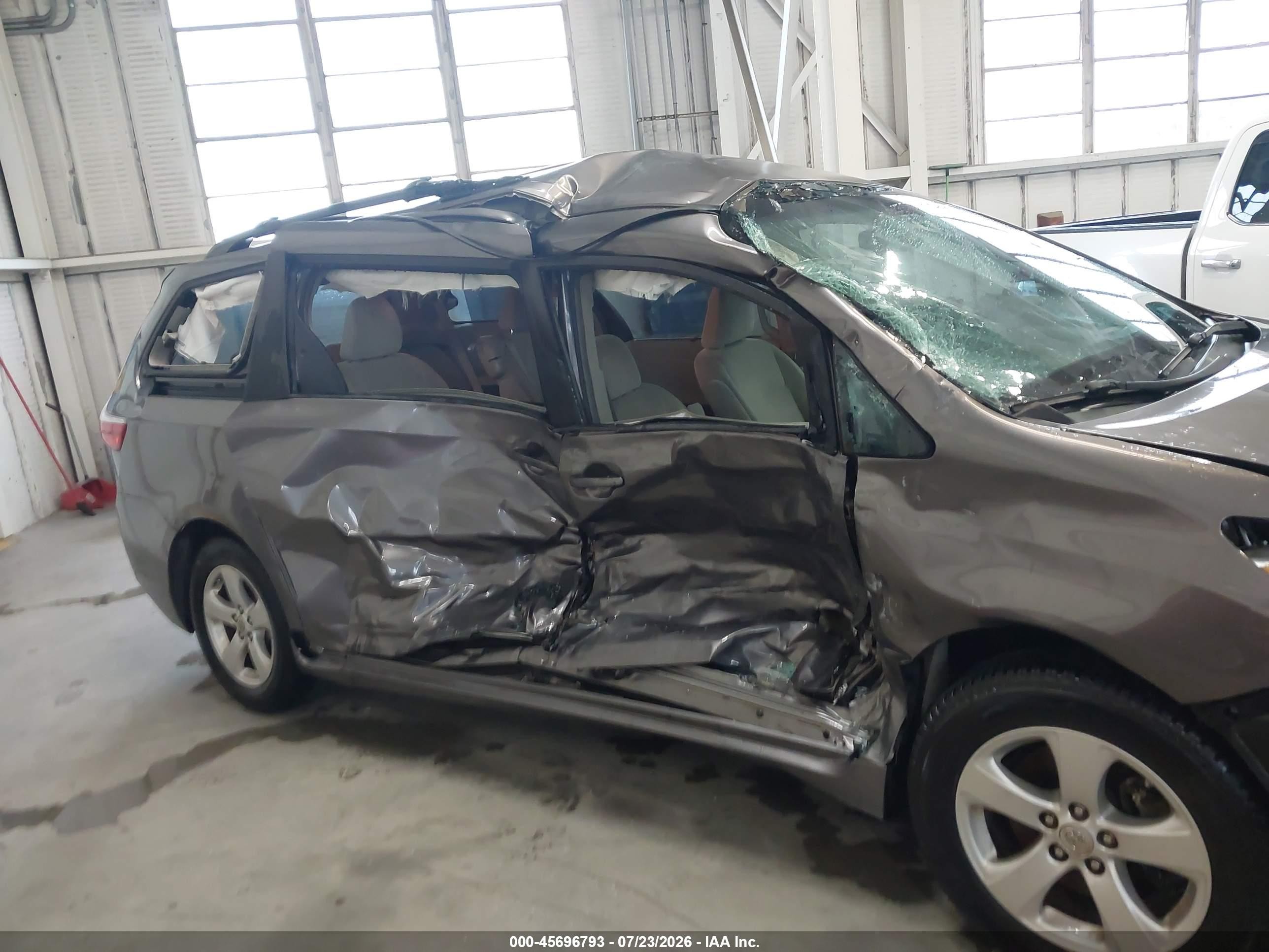 2015 Toyota Sienna Le 8 Passenger Серый vin: 5TDKK3DC8FS673858