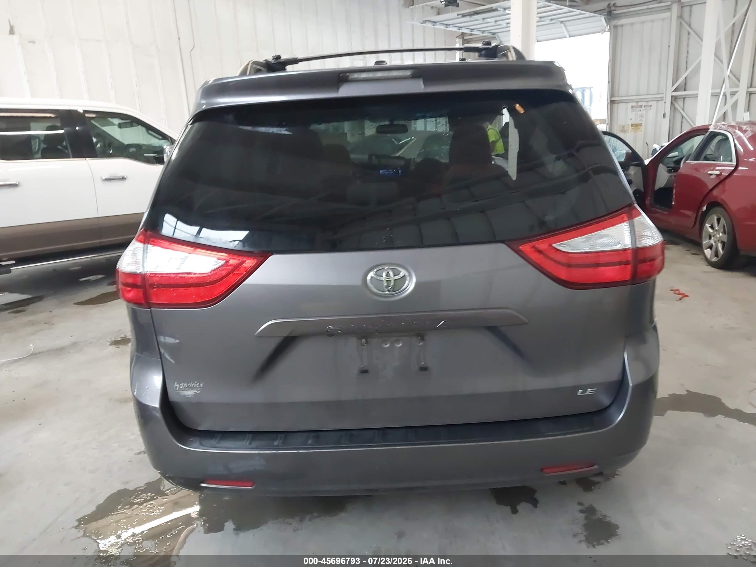 2015 Toyota Sienna Le 8 Passenger Серый vin: 5TDKK3DC8FS673858