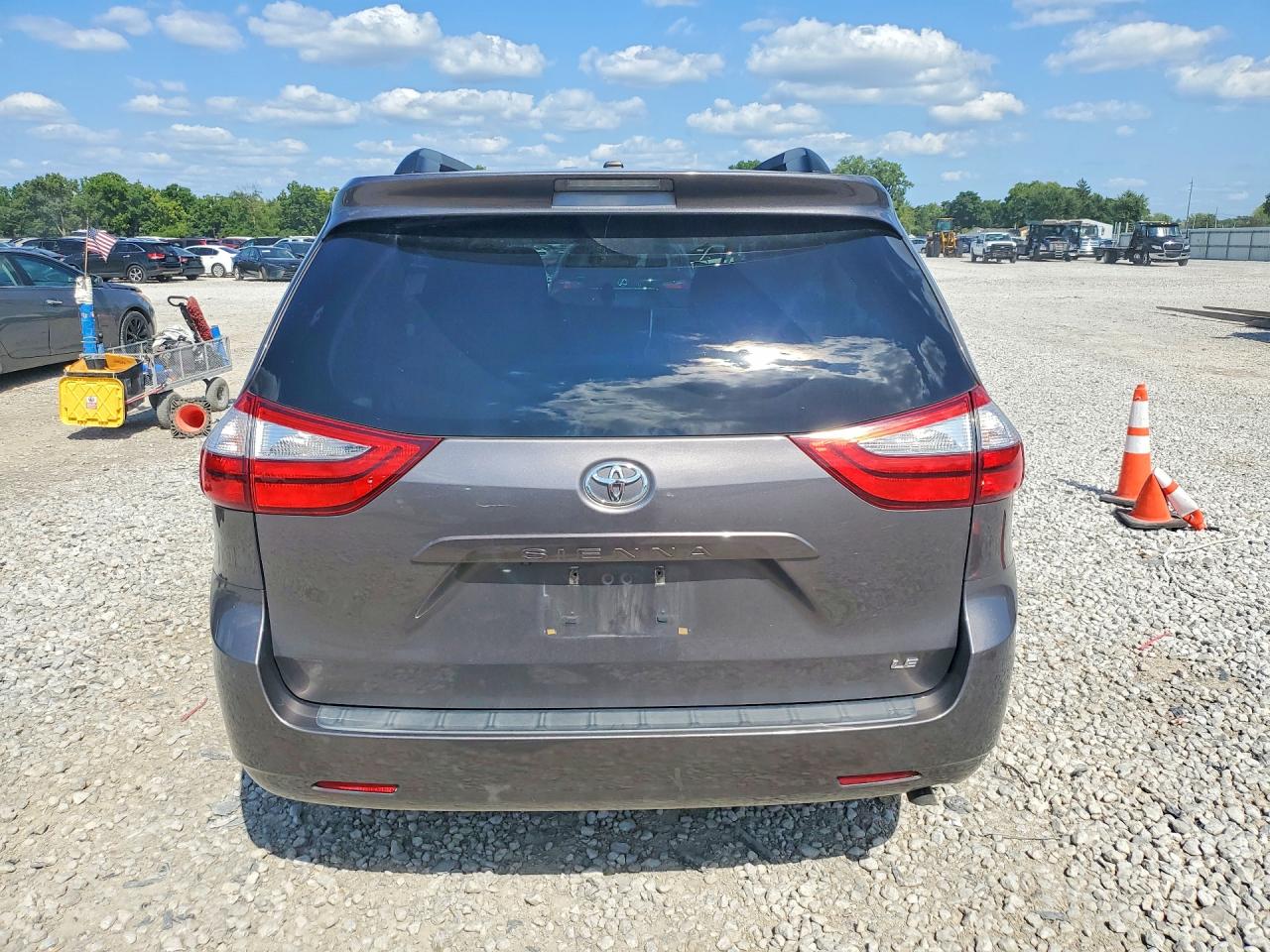 2015 Toyota Sienna Le Gray vin: 5TDKK3DC8FS680583