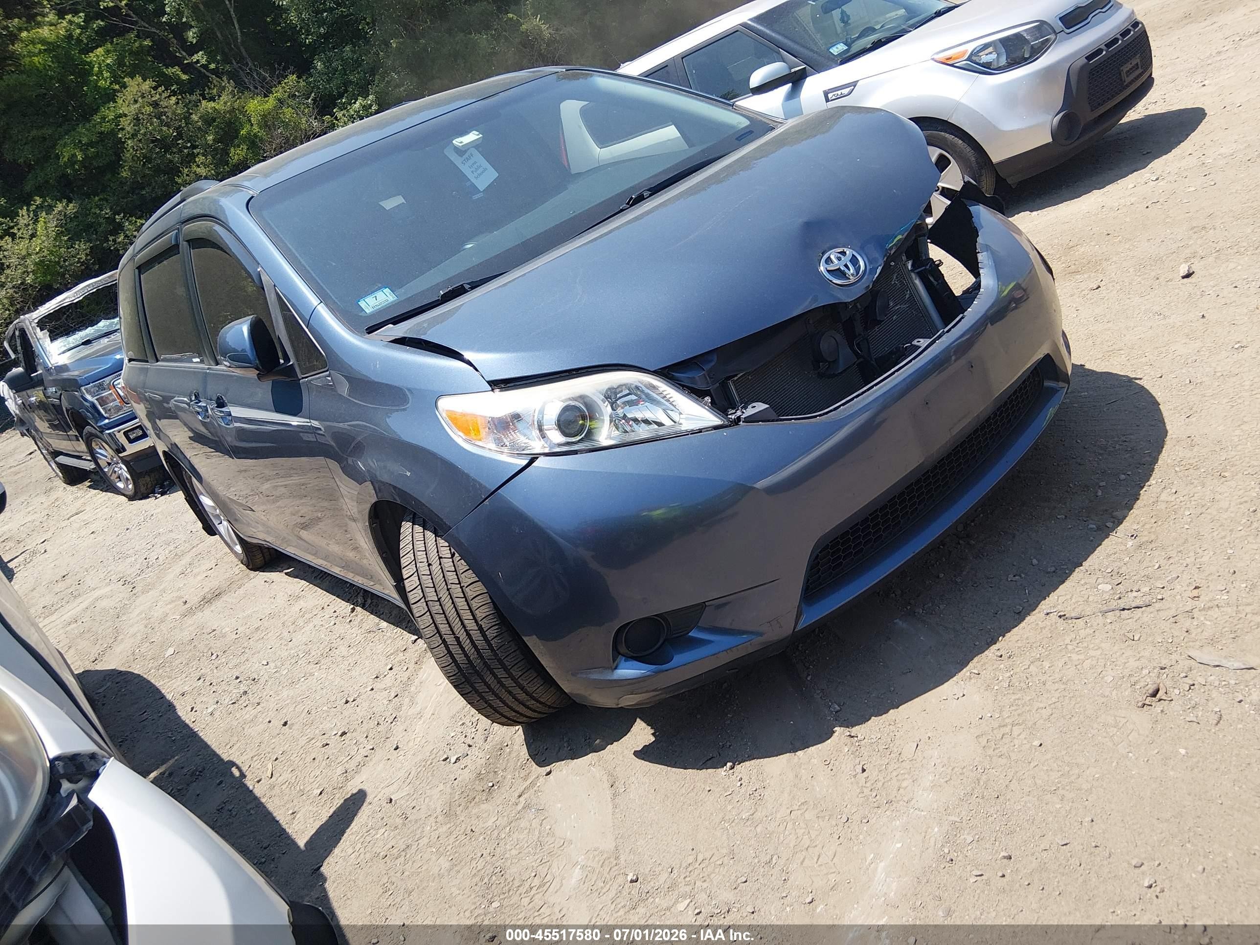 2015 Toyota Sienna Le 8 Passenger Синий vin: 5TDKK3DC8FS681801
